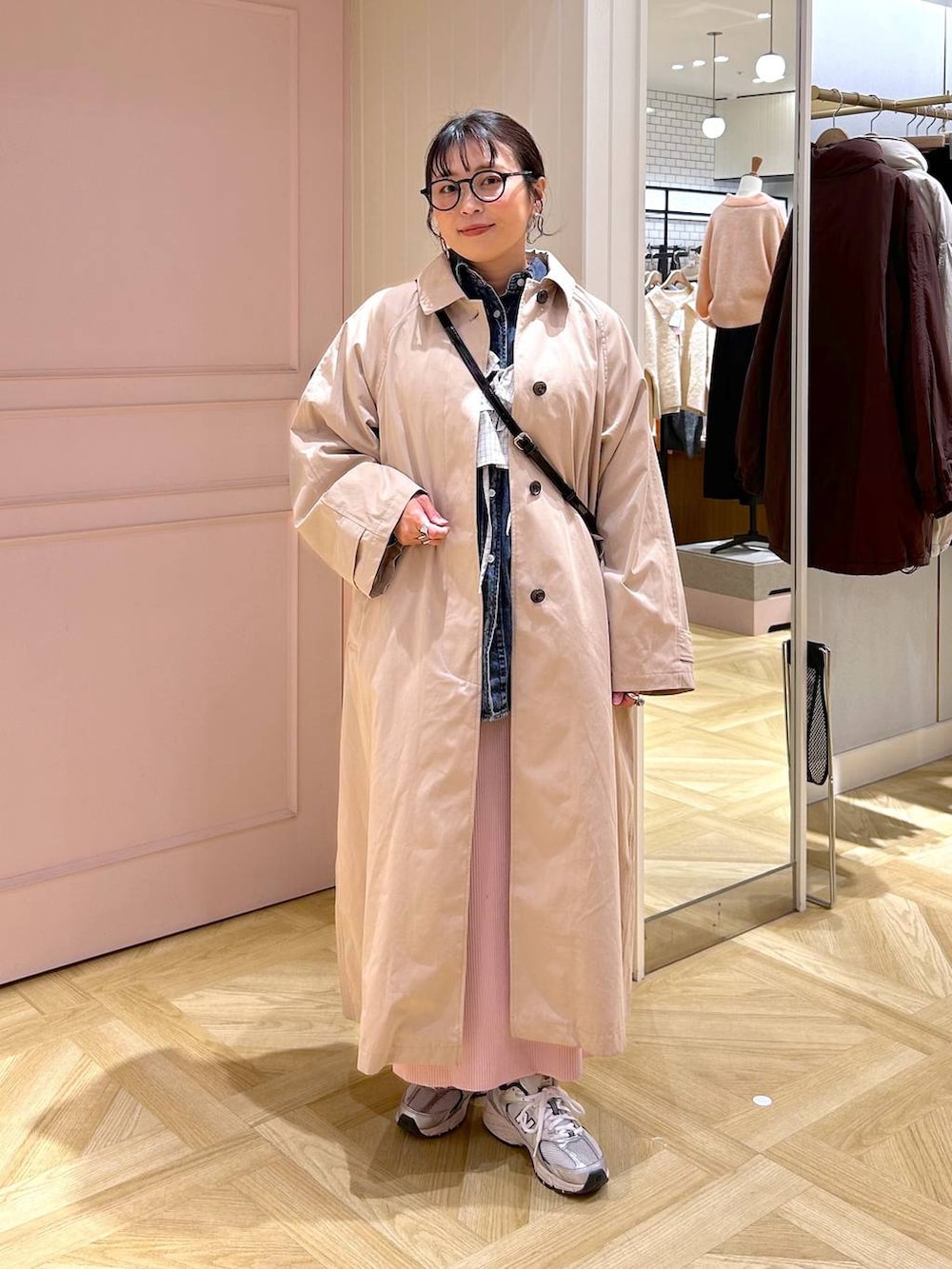 ピンク系のスカート、ブルー系のシャツ/ブラウス、グレー系のキャミソールを着用したレディースの冬コーディネートの6枚目の写真