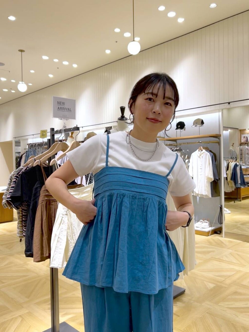 「カジュアル、体型カバー、着痩せ・細見え、ママコーデ、着痩せ、LOWRYS FARM、パンツ、シンプルコーデ、カジュアルコーデ、セットアップ、ノルマンディリネン」｜「LOWRYS FARMのフライスチビＴシャツＳＳ 111954（Tシャツ/カットソー、ホワイト系）」を使った、おとも.さん（レディース・155cm）の春コーディネートの3枚目の写真