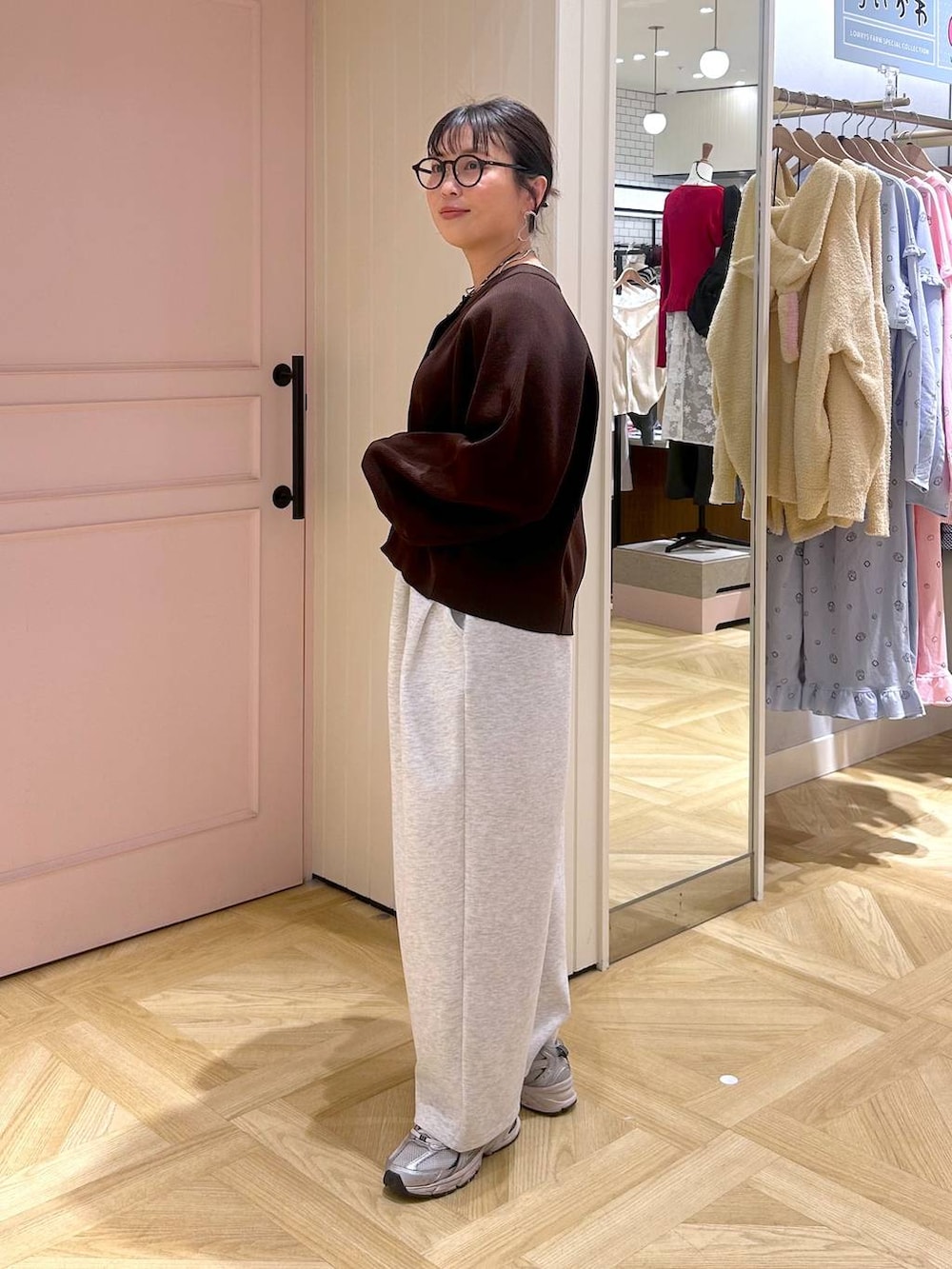 グレー系のスウェットパンツ、ホワイト系のTシャツ/カットソー、ブラウン系のカーディガン/ボレロを着用したレディースの春コーディネートの3枚目の写真