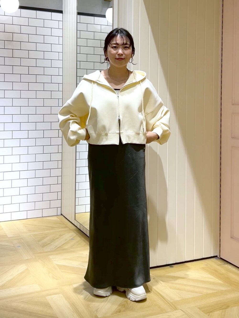 「カジュアル、体型カバー、着痩せ・細見え、ママコーデ、着痩せ、ニット、LOWRYS FARM、パンツ、スカート、シンプルコーデ、パーカー、カジュアルコーデ」｜「LOWRYS FARMのステンレスフープチョーカー 127295（チョーカー、シルバー系）」を使った、おとも.さん（レディース・155cm）の春コーディネートの4枚目の写真