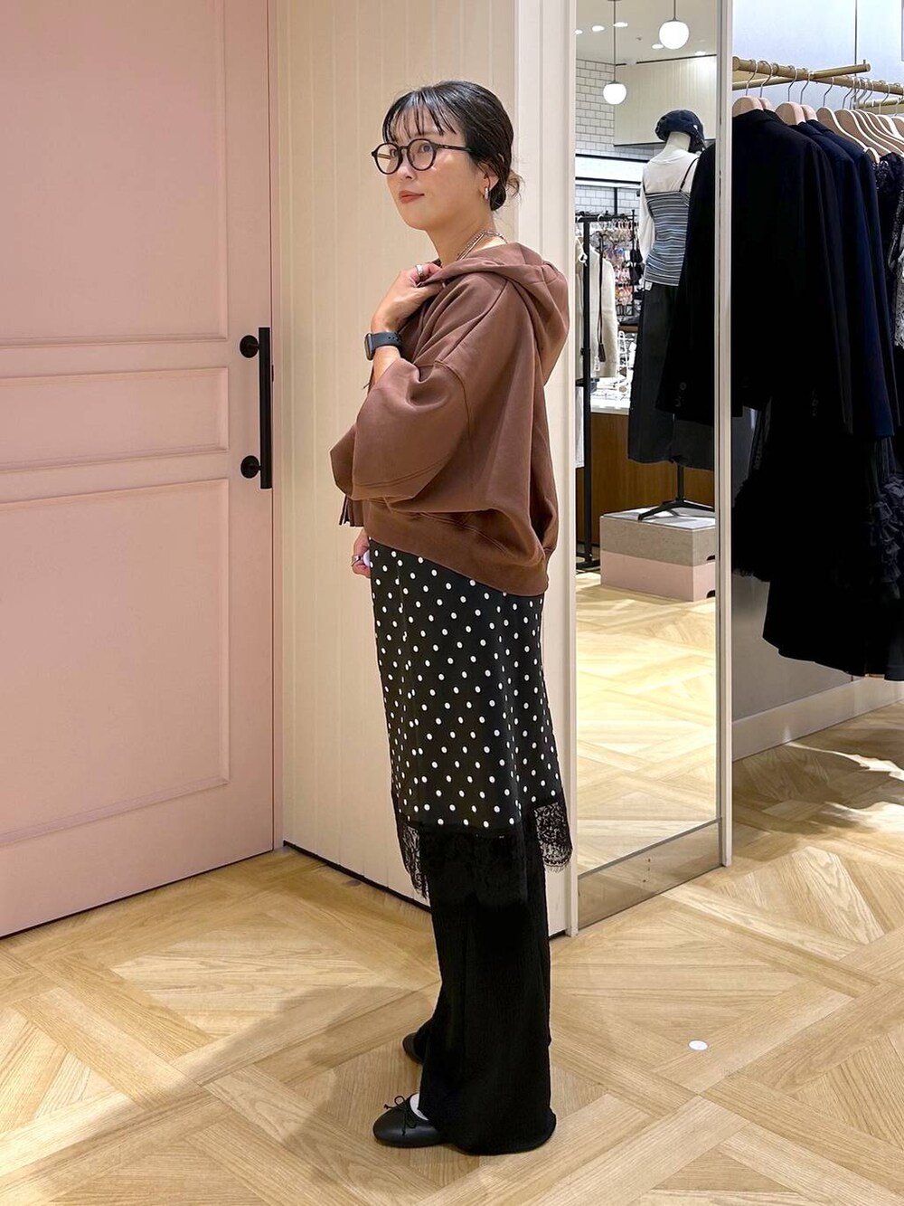 ブラック系のバレエシューズ、シルバー系のタンクトップ、ブラック系のその他パンツを着用したレディースの秋コーディネートの2枚目の写真