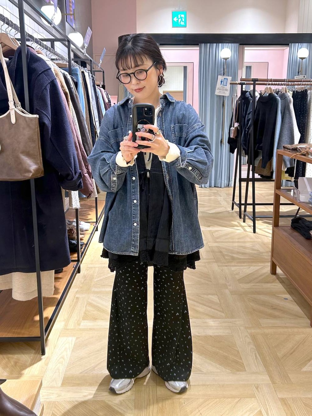 ブラック系のワンピース、ブルー系のシャツ/ブラウス、ホワイト系のTシャツ/カットソーを着用したレディースの冬コーディネートの7枚目の写真