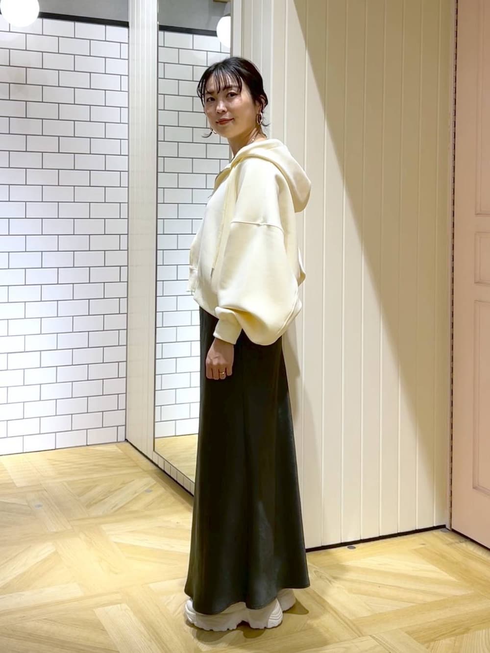 「カジュアル、体型カバー、着痩せ・細見え、ママコーデ、着痩せ、ニット、LOWRYS FARM、パンツ、スカート、シンプルコーデ、パーカー、カジュアルコーデ」｜「LOWRYS FARMのステンレスフープチョーカー 127295（チョーカー、シルバー系）」を使った、おとも.さん（レディース・155cm）の春コーディネートの2枚目の写真