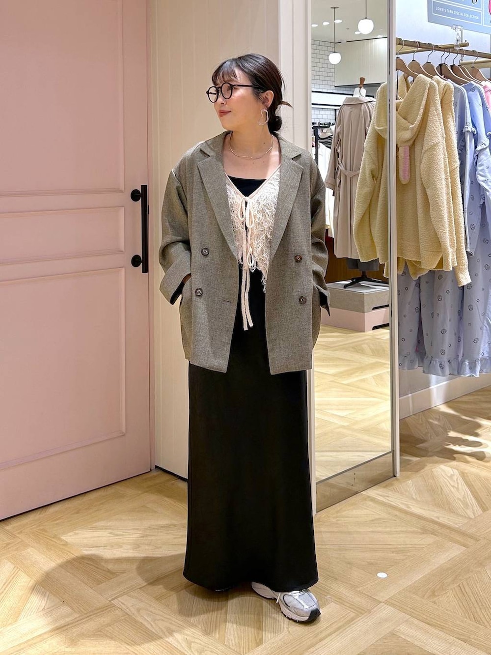 ブラック系のタンクトップ、ブラック系のスカート、ブラウン系のテーラードジャケットを着用したレディースの冬コーディネートの2枚目の写真