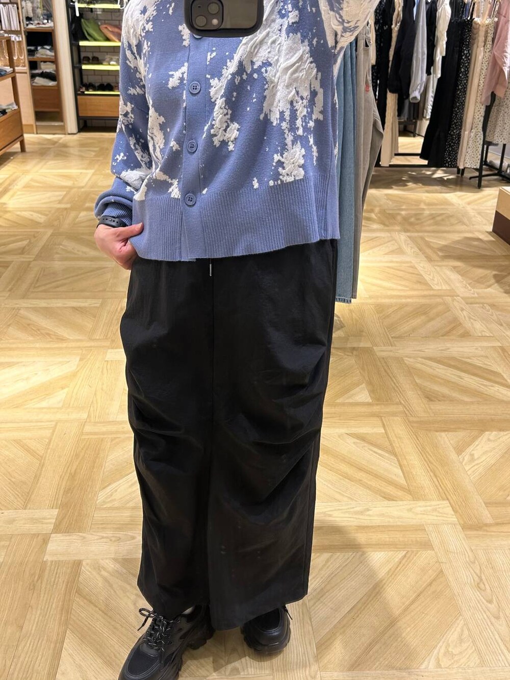 「カジュアル、体型カバー、着痩せ・細見え、ママコーデ、着痩せ、ニット、LOWRYS FARM、パンツ、スカート、アウター、シンプルコーデ、カジュアルコーデ」｜「LOWRYS FARMのステンレスフープチョーカー 127295（チョーカー、シルバー系）」を使った、おとも.さん（レディース・155cm）の春コーディネートの3枚目の写真