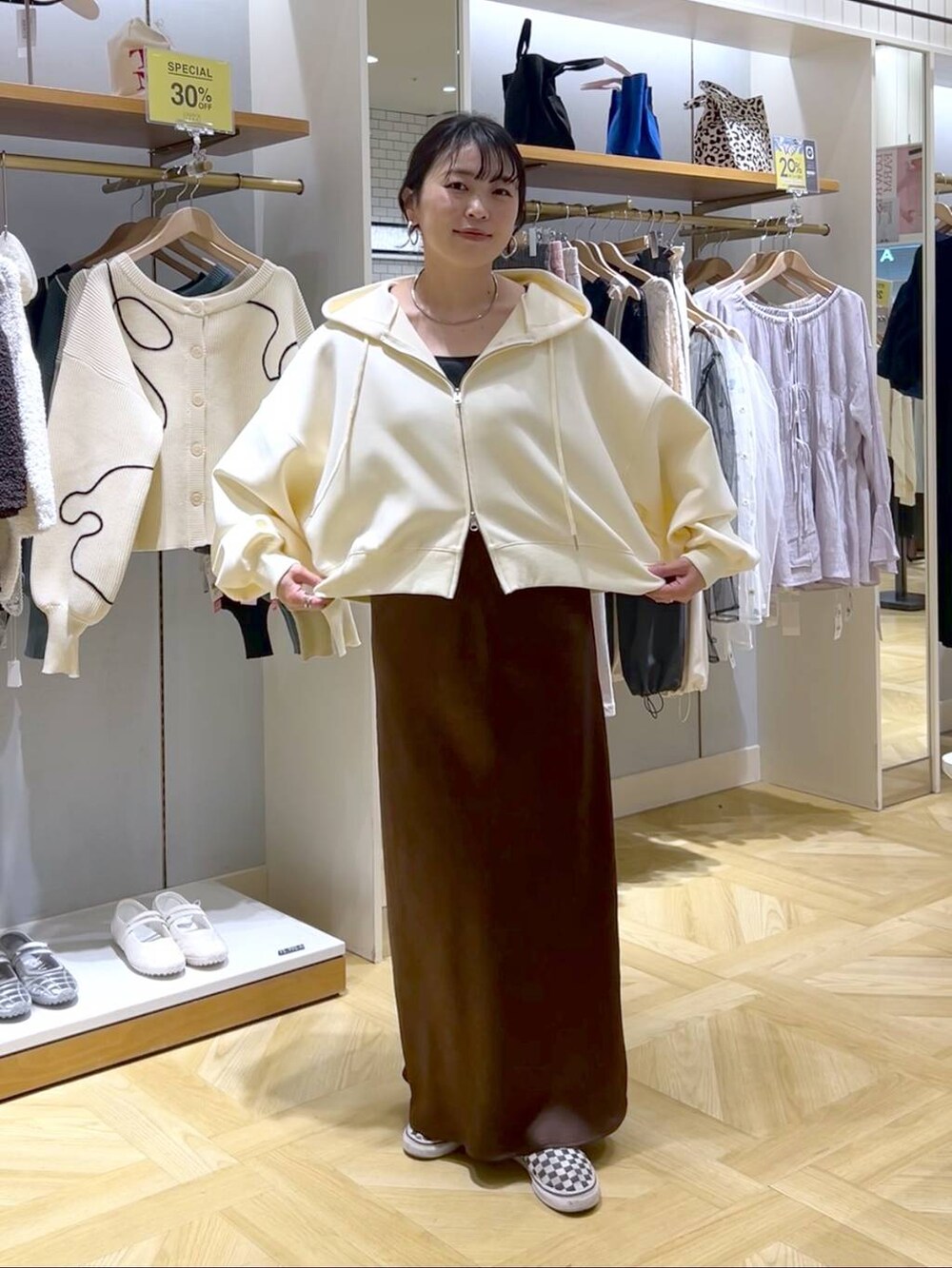 「カジュアル、体型カバー、着痩せ・細見え、ママコーデ、着痩せ、LOWRYS FARM、スカート、シンプルコーデ、カジュアルコーデ、パーカー」｜「LOWRYS FARMのスタイルＵＰクロスカップキャミ　100757（Tシャツ/カットソー、ブラック系）」を使った、おとも.さん（レディース・155cm）の春コーディネートの3枚目の写真