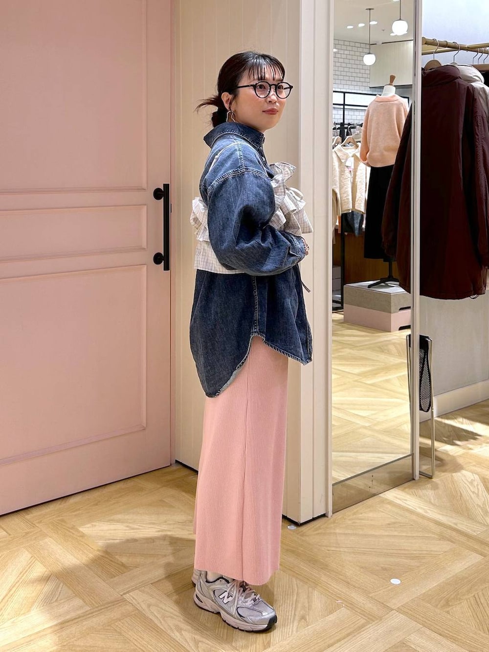 ピンク系のスカート、ブルー系のシャツ/ブラウス、グレー系のキャミソールを着用したレディースの冬コーディネートの4枚目の写真