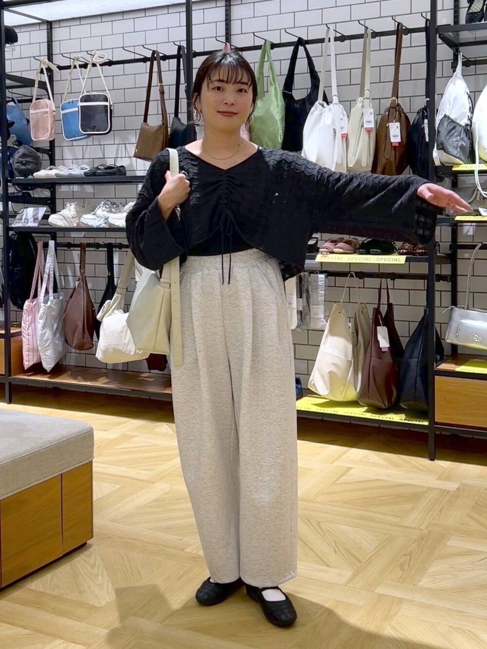 「カジュアル、体型カバー、着痩せ・細見え、ママコーデ、着痩せ、LOWRYS FARM、パンツ、シンプルコーデ、カジュアルコーデ、スウェット、スウェットパンツ」｜「LOWRYS FARMのダブルバンドパフスニーカー 287447（スニーカー、ブラック系）」を使った、おとも.さん（レディース・155cm）の春コーディネートの6枚目の写真