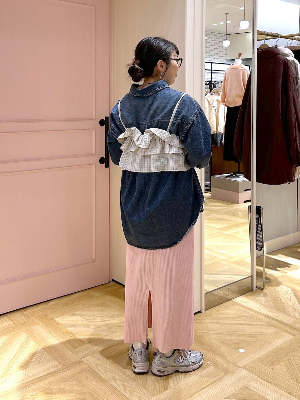 ピンク系のスカート、ブルー系のシャツ/ブラウス、グレー系のキャミソールを着用したレディースの冬コーディネートの3枚目の写真