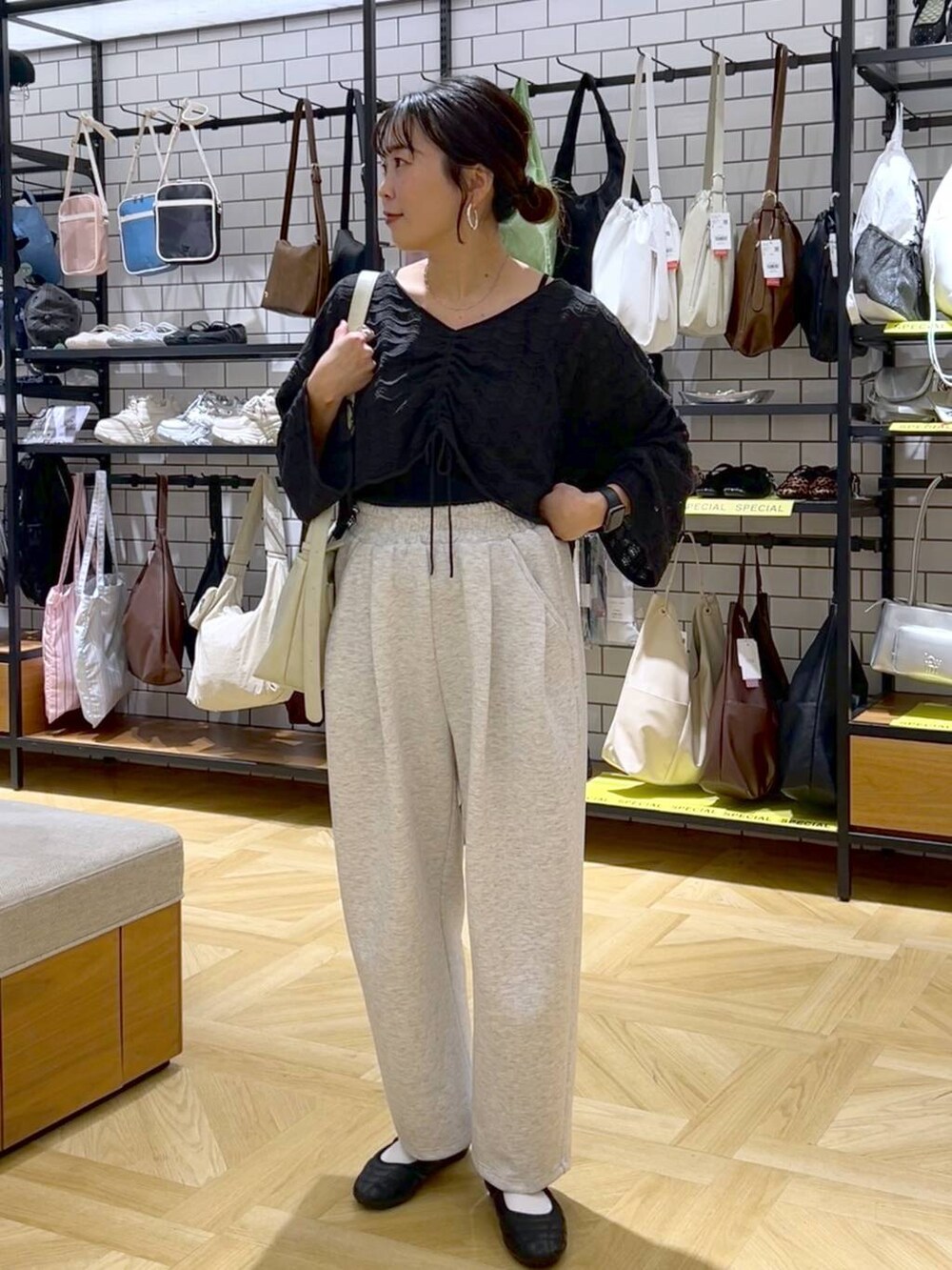 「カジュアル、体型カバー、着痩せ・細見え、ママコーデ、着痩せ、LOWRYS FARM、パンツ、シンプルコーデ、カジュアルコーデ、スウェット、スウェットパンツ」｜「LOWRYS FARMのダブルバンドパフスニーカー 287447（スニーカー、ブラック系）」を使った、おとも.さん（レディース・155cm）の春コーディネートの2枚目の写真