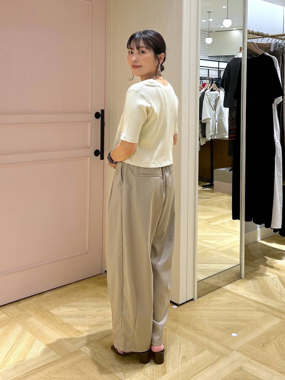 「カジュアル、体型カバー、着痩せ・細見え、ママコーデ、着痩せ、LOWRYS FARM、サンダル、パンツ、シンプルコーデ、カジュアルコーデ、カーディガン」｜「LOWRYS FARMのラインヒールサンダル　 323356（サンダル、ブラック系）」を使った、おとも.さん（レディース・155cm）の夏コーディネートの5枚目の写真