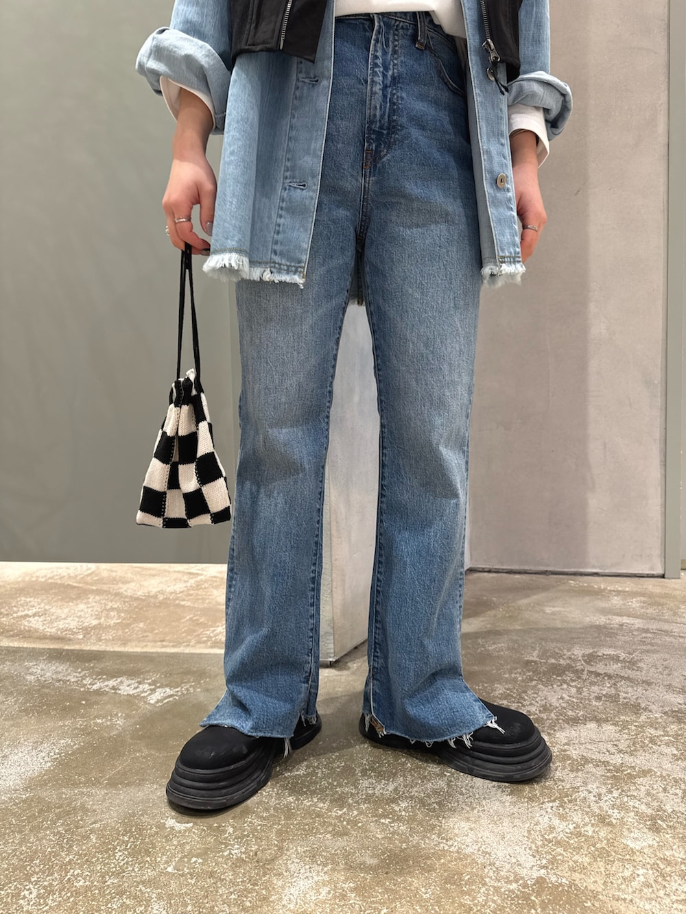 「ロンT、デニム、デニムパンツ、デニムジャケット、デニムコーデ、デニムシャツ、ロゴT、ロゴTシャツ、デニムオンデニム、ベスト、親子、親子コーデ、親子でおそろい、親子リンク、リンクコーデ」｜「CIAOPANIC TYPYのシャーリングクロップドMA-1ベスト（ベスト、ブラック系）」を使った、くるみさん（レディース・158cm）の春コーディネートの5枚目の写真