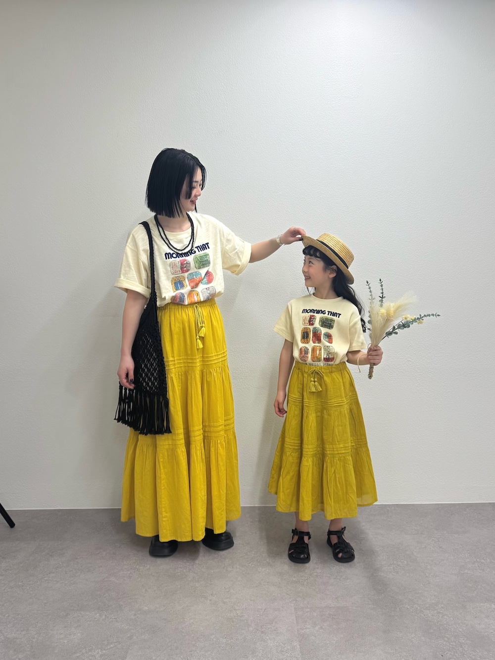 「お出かけコーデ、春カラー、春ファッション、夏、夏コーデ、イエロー、イエローコーデ、リンクコーデ、親子コーデ、親子でおそろい、Tシャツ、スカート、スカートスタイル、スカートコーデ」｜「CIAOPANIC TYPYの【GOOD HOLIDAY】シアースラブアソートスーベニアTee（Tシャツ/カットソー、イエロー系）」を使った、くるみさん（レディース・158cm）の春コーディネートの5枚目の写真