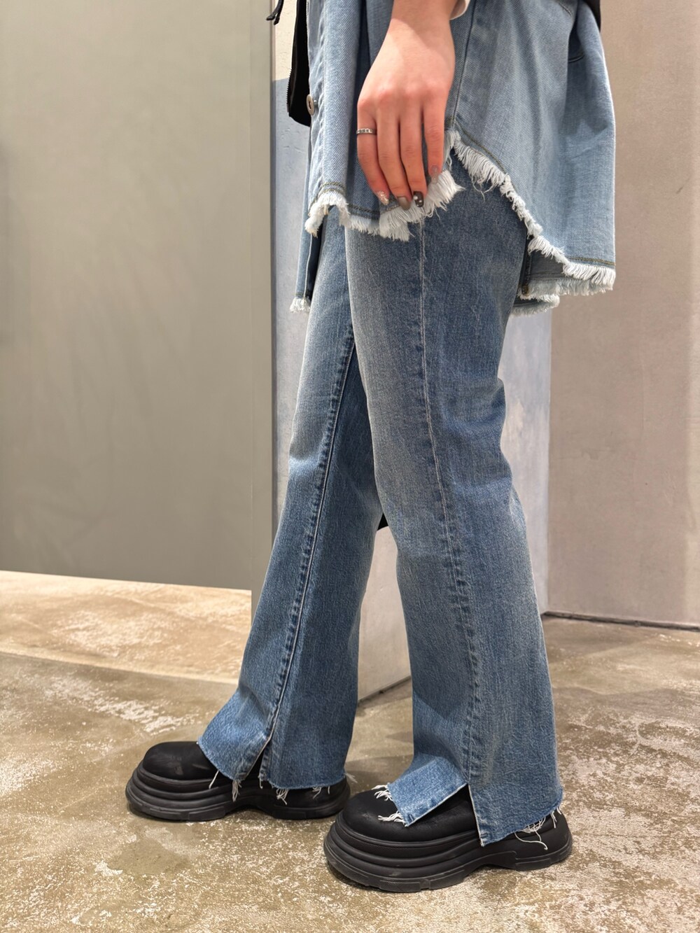 「ロンT、デニム、デニムパンツ、デニムジャケット、デニムコーデ、デニムシャツ、ロゴT、ロゴTシャツ、デニムオンデニム、ベスト、親子、親子コーデ、親子でおそろい、親子リンク、リンクコーデ」｜「CIAOPANIC TYPYのシャーリングクロップドMA-1ベスト（ベスト、ブラック系）」を使った、くるみさん（レディース・158cm）の春コーディネートの7枚目の写真