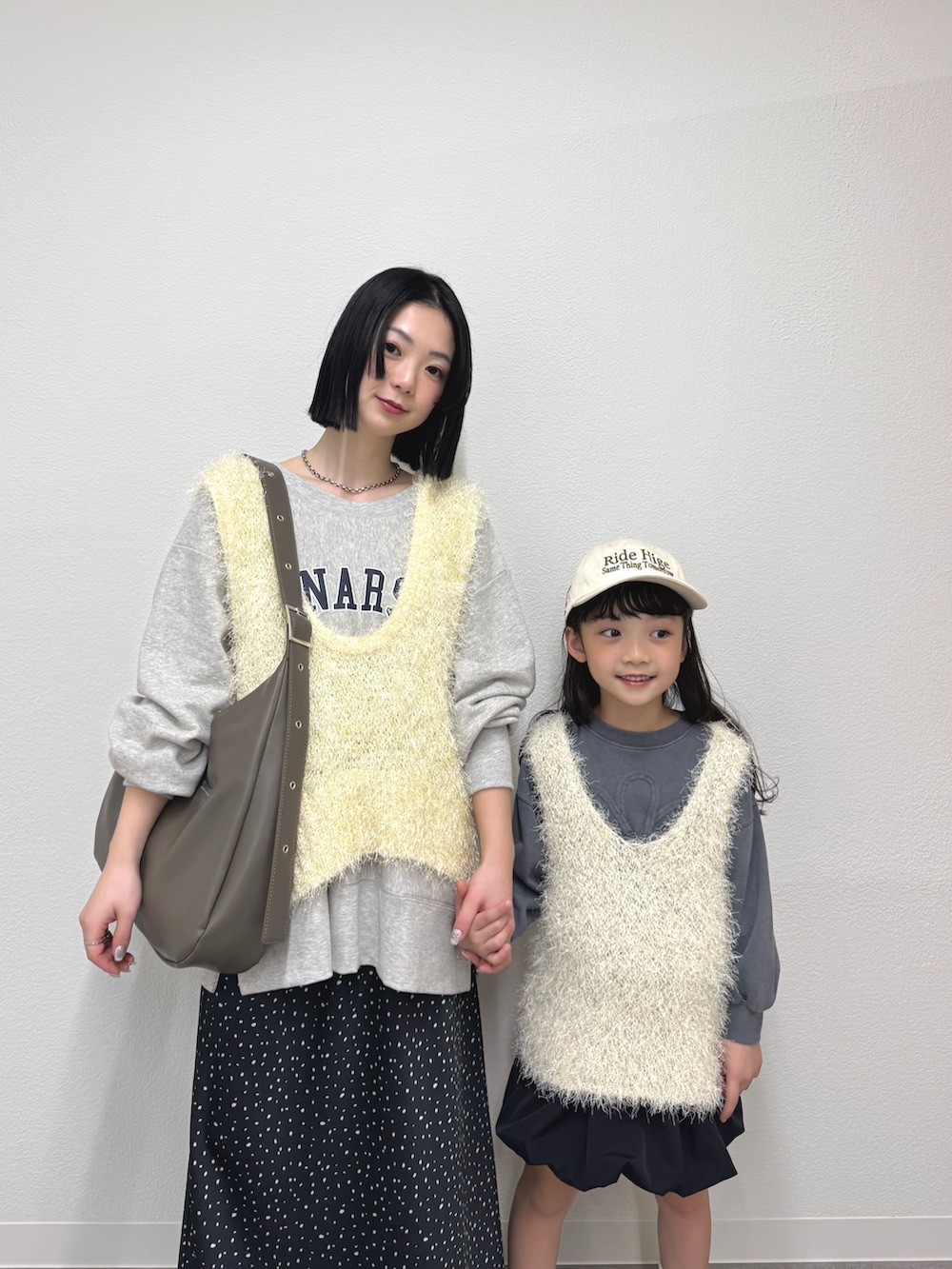 「親子、親子コーデ、親子リンク、お揃い、リンクコーデ、ベスト、ベストコーデ、スウェットコーデ、スウェット、春コーデ、春、春夏コーデ、キッズコーデ、キッズ、キッズファッション」|「CIAOPANIC TYPYの【待望の新色登場!】サテンスカート(スカート、ブラック系)」を使った、くるみさん(レディース・158cm)の春コーディネートの5枚目の写真