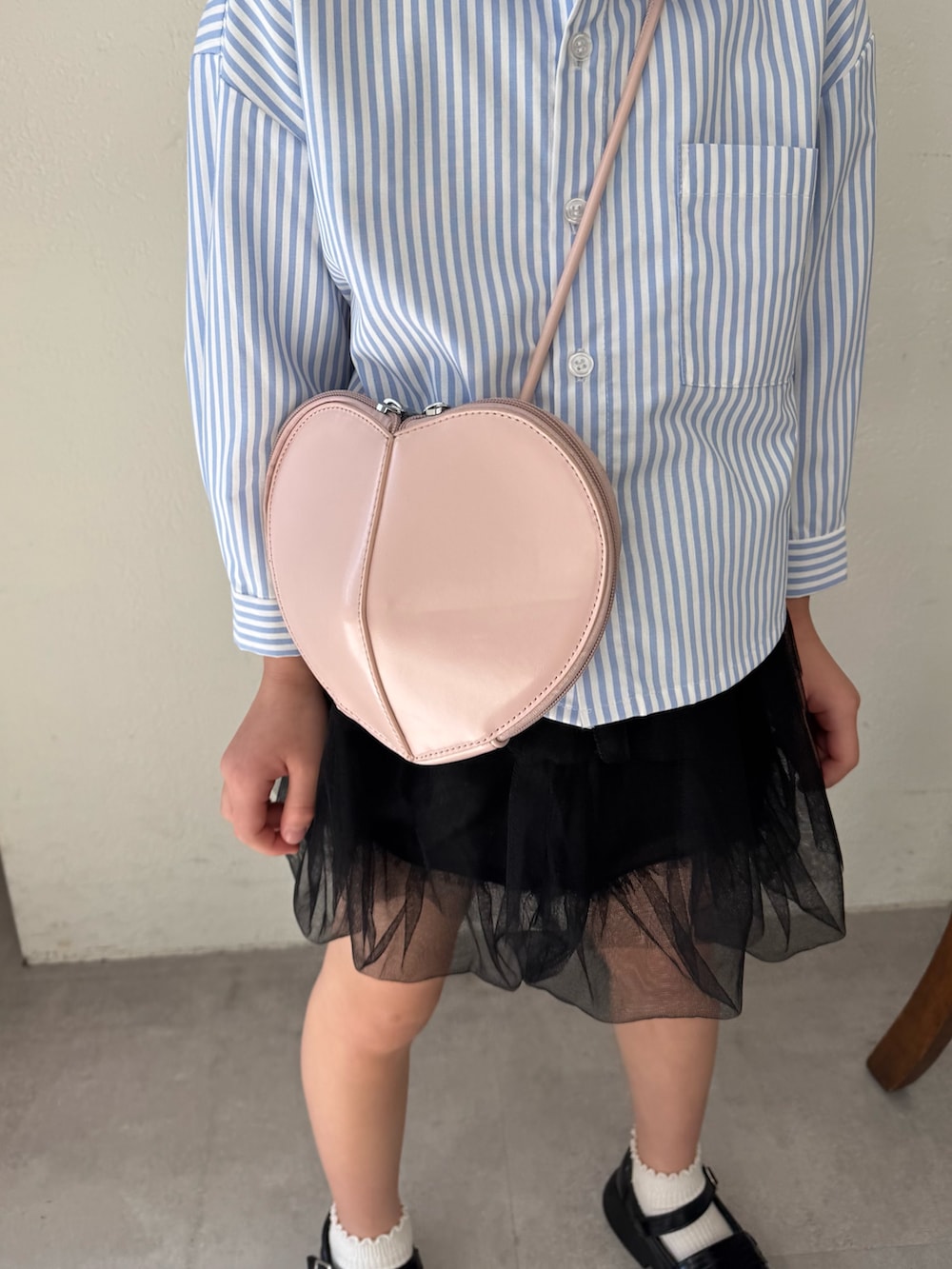 「ショルダーバッグ、ストライプシャツ、お出かけコーデ、春、春ファッション、シンプルスタイル、夏、ブルー、ストライプ、スカート、スカートコーデ、スカートスタイル、お揃い、お揃いコーデ、お揃いコーディネート」｜「CIAOPANIC TYPYの【KIDS】バックロゴアソートストライプ柄シャツ（シャツ/ブラウス、ブルー系）」を使った、くるみさん（キッズ・122cm）の春コーディネートの4枚目の写真