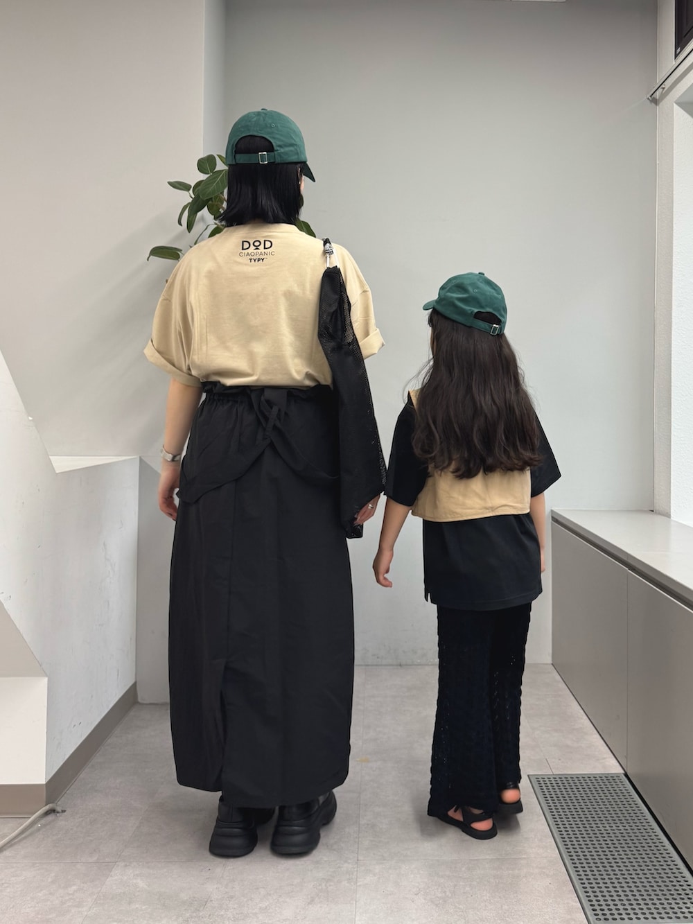 「キャンプ、キャンプスタイル、アウトドアスタイル、アウトドア、アウトドアコーデ、親子、親子コーデ、親子でおそろい、親子リンク、リンクコーデ、おそろいコーデ、夏、夏コーデ、夏服」｜「DODの【DOD別注】ナツカシノキャップ/レディース、メンズ（キャップ、グリーン系）」を使った、くるみさん（レディース・158cm）の夏コーディネートの5枚目の写真