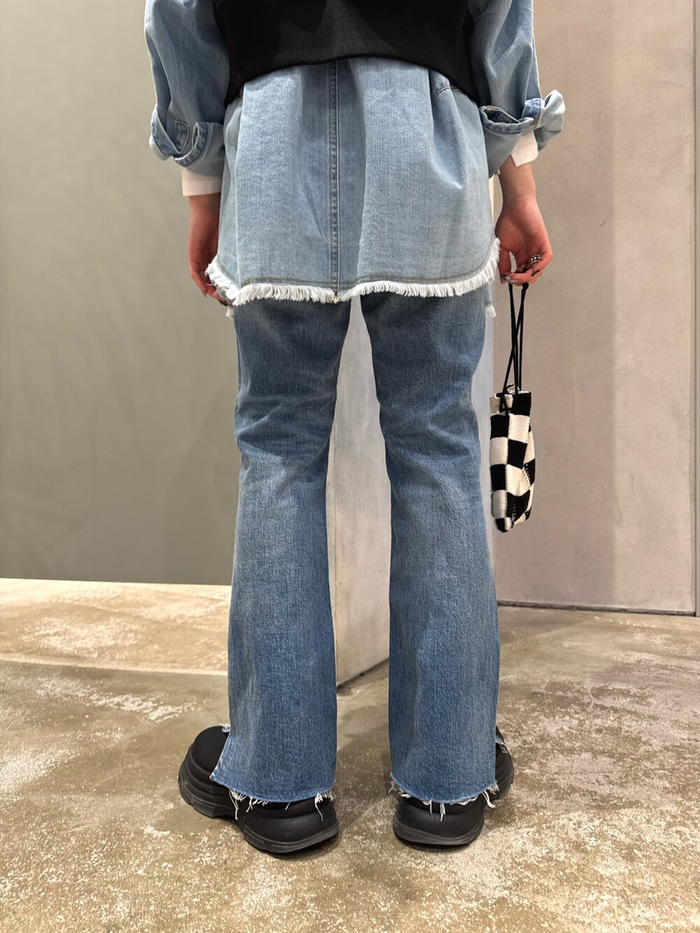 「ロンT、デニム、デニムパンツ、デニムジャケット、デニムコーデ、デニムシャツ、ロゴT、ロゴTシャツ、デニムオンデニム、ベスト、親子、親子コーデ、親子でおそろい、親子リンク、リンクコーデ」｜「CIAOPANIC TYPYのシャーリングクロップドMA-1ベスト（ベスト、ブラック系）」を使った、くるみさん（レディース・158cm）の春コーディネートの6枚目の写真