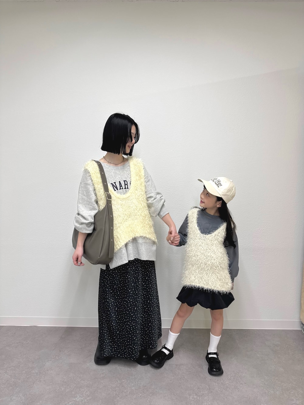 「親子、親子コーデ、親子リンク、お揃い、リンクコーデ、ベスト、ベストコーデ、スウェットコーデ、スウェット、春コーデ、春、春夏コーデ、キッズコーデ、キッズ、キッズファッション」|「CIAOPANIC TYPYの【待望の新色登場!】サテンスカート(スカート、ブラック系)」を使った、くるみさん(レディース・158cm)の春コーディネートの4枚目の写真