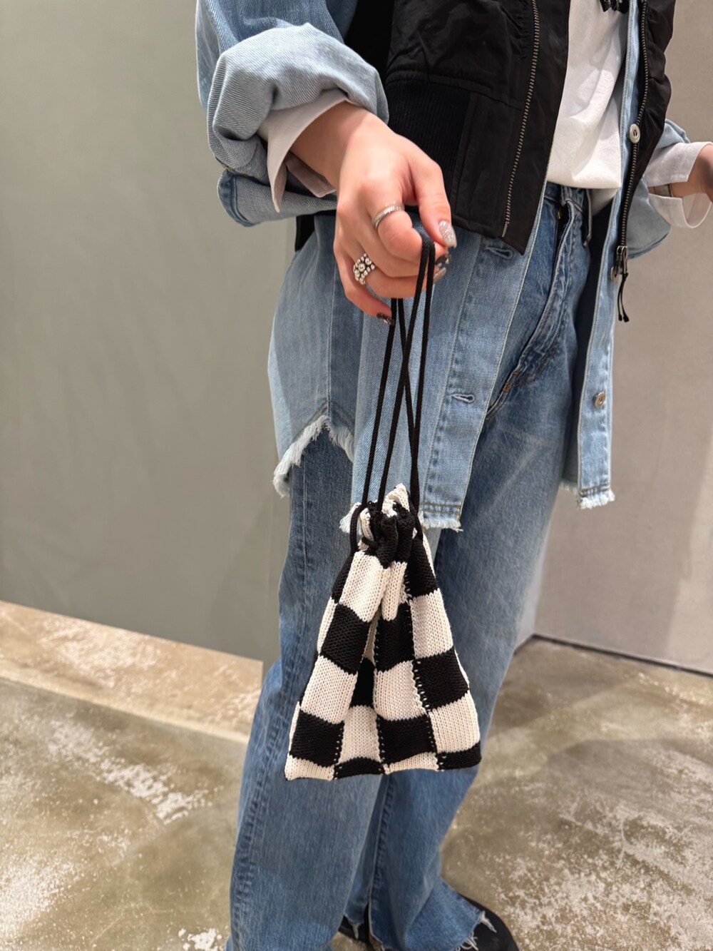 「ロンT、デニム、デニムパンツ、デニムジャケット、デニムコーデ、デニムシャツ、ロゴT、ロゴTシャツ、デニムオンデニム、ベスト、親子、親子コーデ、親子でおそろい、親子リンク、リンクコーデ」｜「CIAOPANIC TYPYのシャーリングクロップドMA-1ベスト（ベスト、ブラック系）」を使った、くるみさん（レディース・158cm）の春コーディネートの4枚目の写真