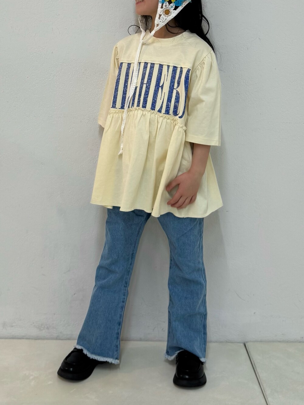 ブルー系のデニムパンツ、ホワイト系のワンピース、ホワイト系のバンダナ/スカーフを着用したキッズの春コーディネートの4枚目の写真