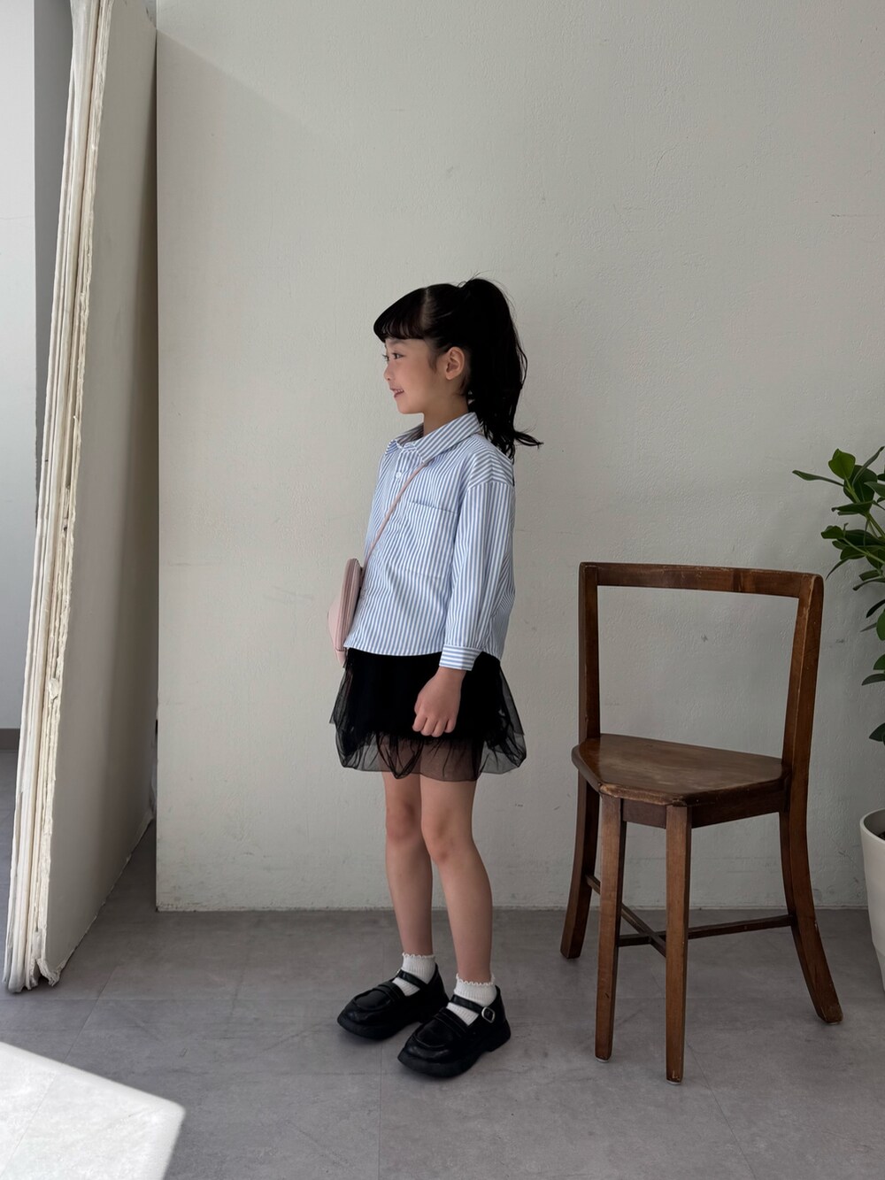 「ショルダーバッグ、ストライプシャツ、お出かけコーデ、春、春ファッション、シンプルスタイル、夏、ブルー、ストライプ、スカート、スカートコーデ、スカートスタイル、お揃い、お揃いコーデ、お揃いコーディネート」｜「CIAOPANIC TYPYの【KIDS】バックロゴアソートストライプ柄シャツ（シャツ/ブラウス、ブルー系）」を使った、くるみさん（キッズ・122cm）の春コーディネートの3枚目の写真