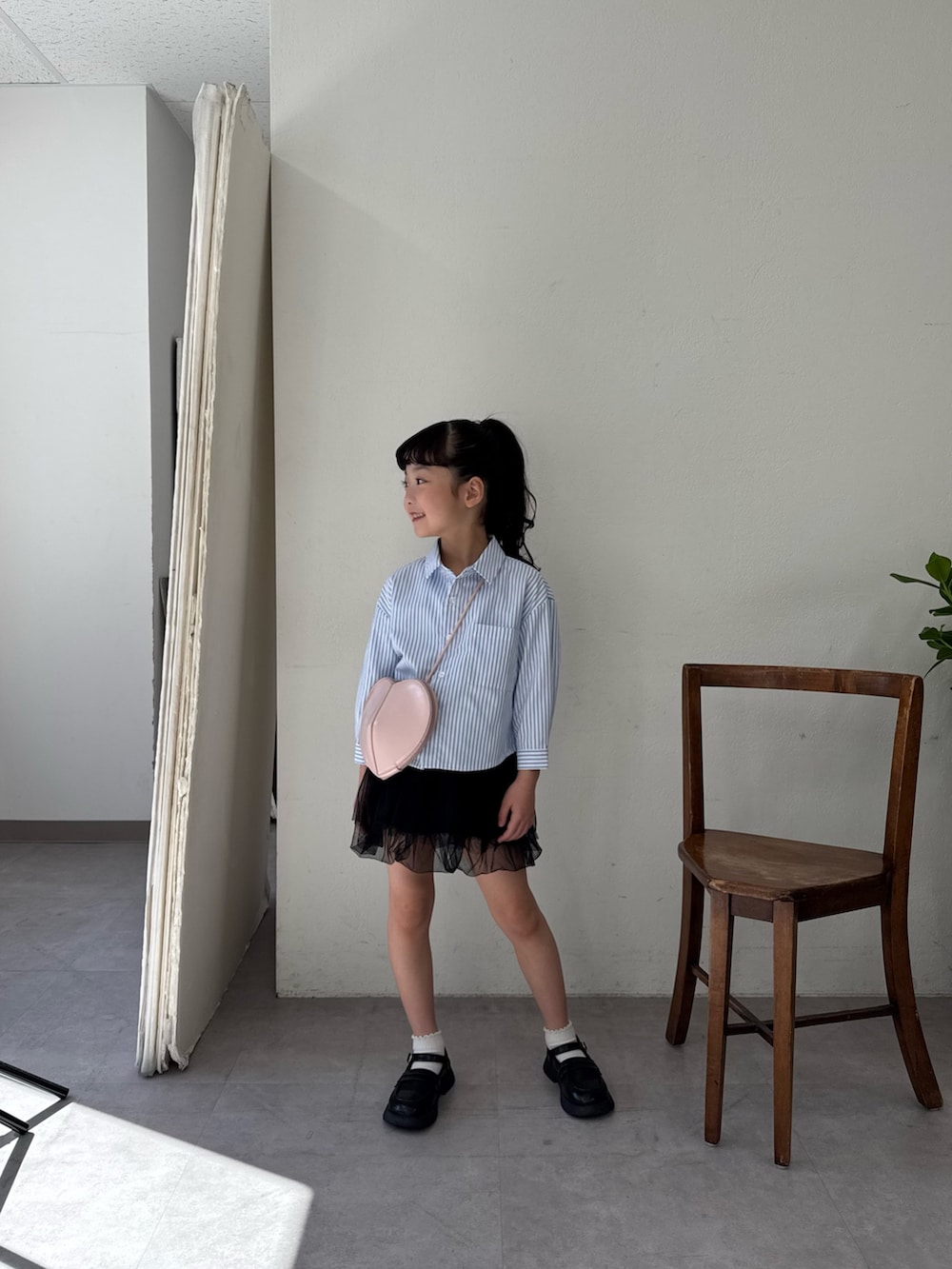 「ショルダーバッグ、ストライプシャツ、お出かけコーデ、春、春ファッション、シンプルスタイル、夏、ブルー、ストライプ、スカート、スカートコーデ、スカートスタイル、お揃い、お揃いコーデ、お揃いコーディネート」｜「CIAOPANIC TYPYの【KIDS】バックロゴアソートストライプ柄シャツ（シャツ/ブラウス、ブルー系）」を使った、くるみさん（キッズ・122cm）の春コーディネートの5枚目の写真