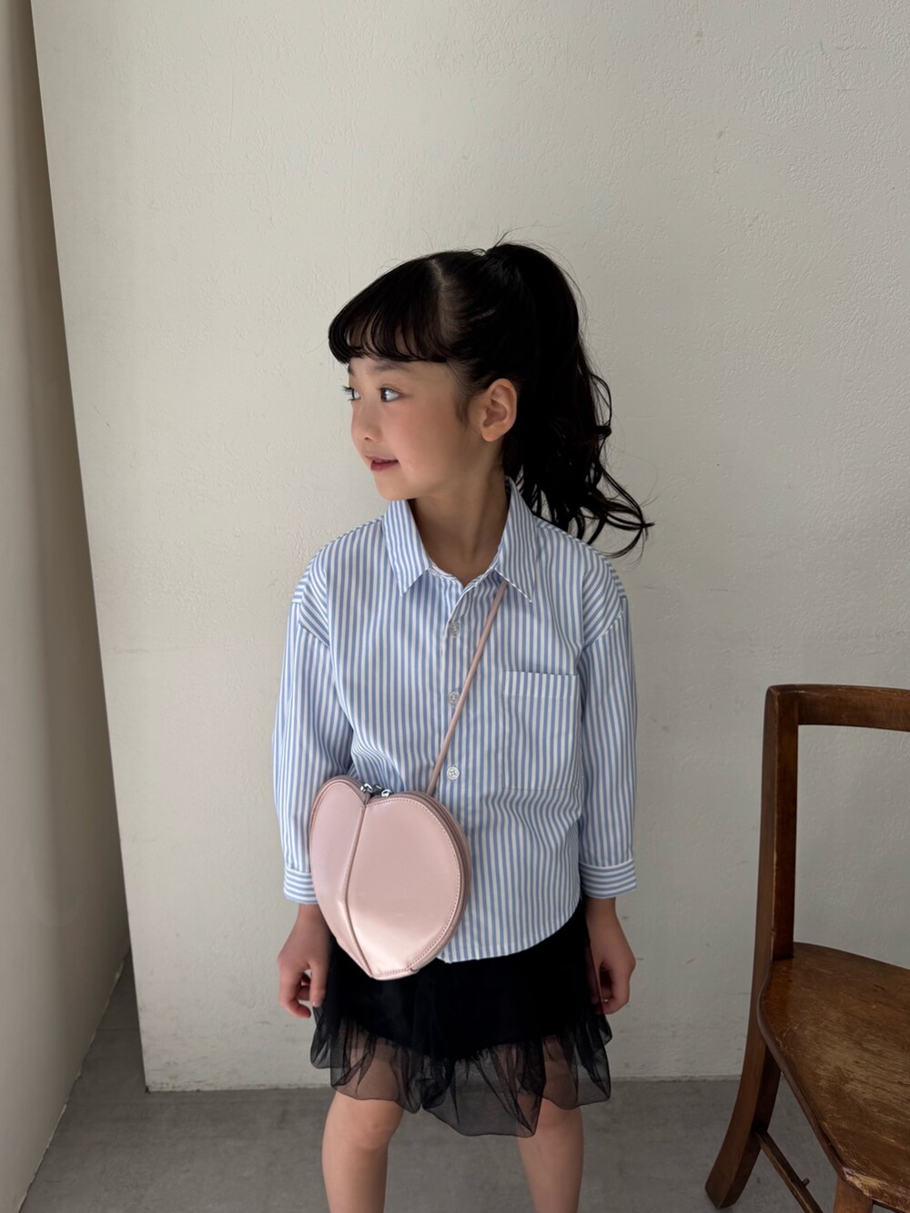 「ショルダーバッグ、ストライプシャツ、お出かけコーデ、春、春ファッション、シンプルスタイル、夏、ブルー、ストライプ、スカート、スカートコーデ、スカートスタイル、お揃い、お揃いコーデ、お揃いコーディネート」｜「CIAOPANIC TYPYの【KIDS】バックロゴアソートストライプ柄シャツ（シャツ/ブラウス、ブルー系）」を使った、くるみさん（キッズ・122cm）の春コーディネートの6枚目の写真