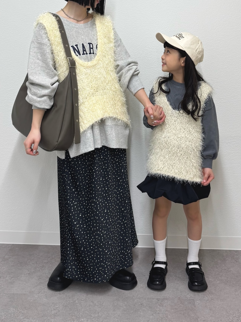 「親子、親子コーデ、親子リンク、お揃い、リンクコーデ、ベスト、ベストコーデ、スウェットコーデ、スウェット、春コーデ、春、春夏コーデ、キッズコーデ、キッズ、キッズファッション」|「CIAOPANIC TYPYの【待望の新色登場!】サテンスカート(スカート、ブラック系)」を使った、くるみさん(レディース・158cm)の春コーディネートの3枚目の写真