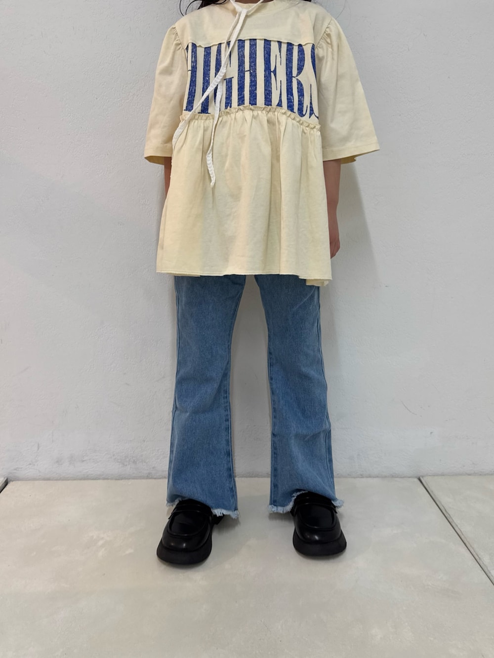 ブルー系のデニムパンツ、ホワイト系のワンピース、ホワイト系のバンダナ/スカーフを着用したキッズの春コーディネートの3枚目の写真