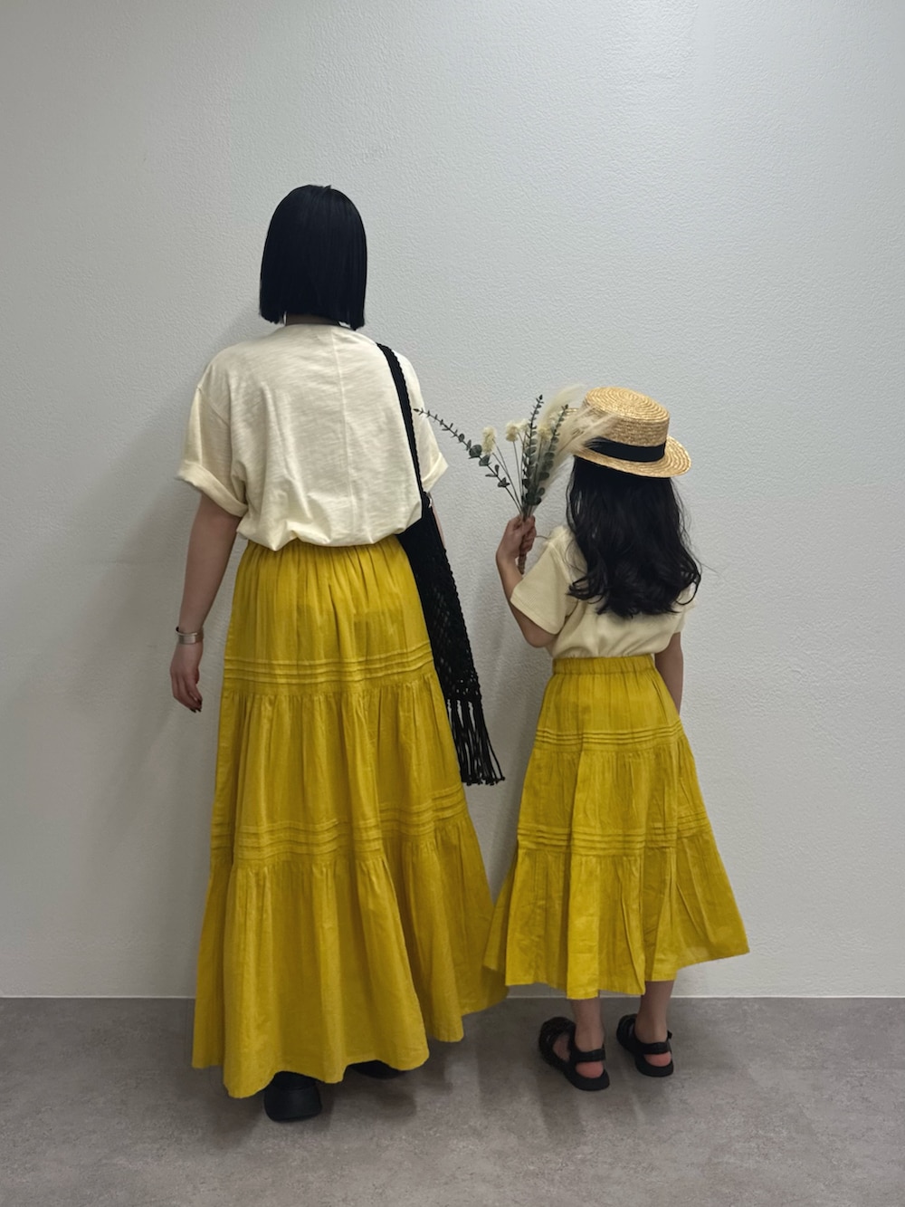 「お出かけコーデ、春カラー、春ファッション、夏、夏コーデ、イエロー、イエローコーデ、リンクコーデ、親子コーデ、親子でおそろい、Tシャツ、スカート、スカートスタイル、スカートコーデ」｜「CIAOPANIC TYPYの【GOOD HOLIDAY】シアースラブアソートスーベニアTee（Tシャツ/カットソー、イエロー系）」を使った、くるみさん（レディース・158cm）の春コーディネートの3枚目の写真