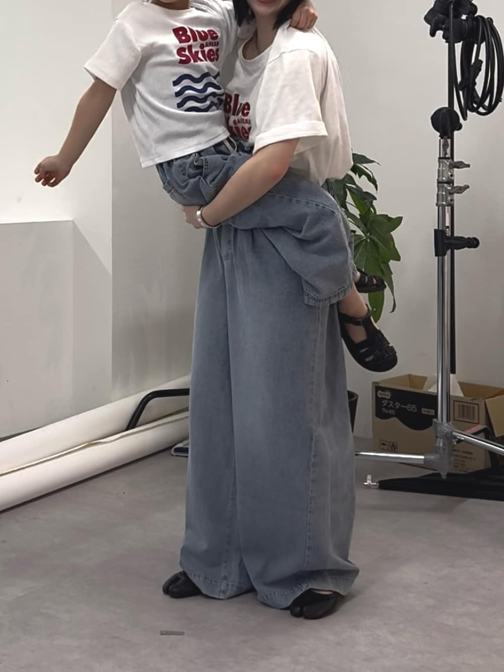 「白Tシャツ、ゆるコーデ、シンプル、Tシャツ×デニム、親子コーデ、親子でおそろい、リンクコーデ、お揃い、キッズ、キッズファッション、キッズコーデ、デニム、デニムパンツ、デニムコーデ、ワイドデニム」｜「CIAOPANIC TYPYの【KIDS】【GOOD HOLIDAY】スーベニアリブTEE（Tシャツ/カットソー、ホワイト系）」を使った、くるみさん（レディース・158cm）の夏コーディネートの2枚目の写真