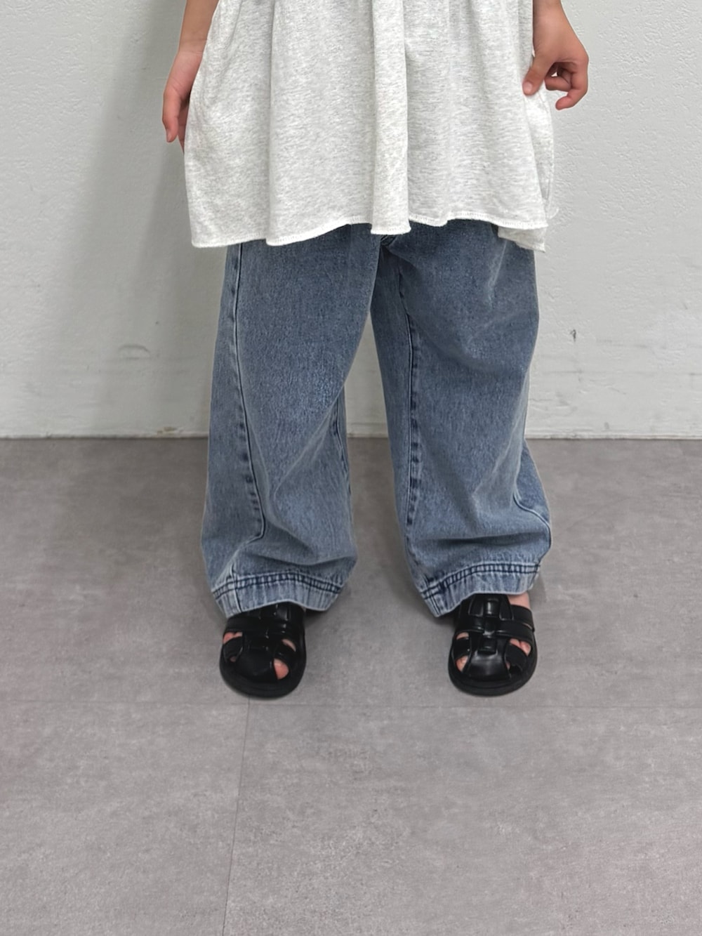 「白Tシャツ、ゆるコーデ、シンプル、Tシャツ×デニム、親子コーデ、親子でおそろい、リンクコーデ、お揃い、キッズ、キッズファッション、キッズコーデ、デニム、デニムパンツ、デニムコーデ、ワイドデニム」｜「CIAOPANIC TYPYの【KIDS】【GOOD HOLIDAY】スーベニアリブTEE（Tシャツ/カットソー、ホワイト系）」を使った、くるみさん（レディース・158cm）の夏コーディネートの4枚目の写真