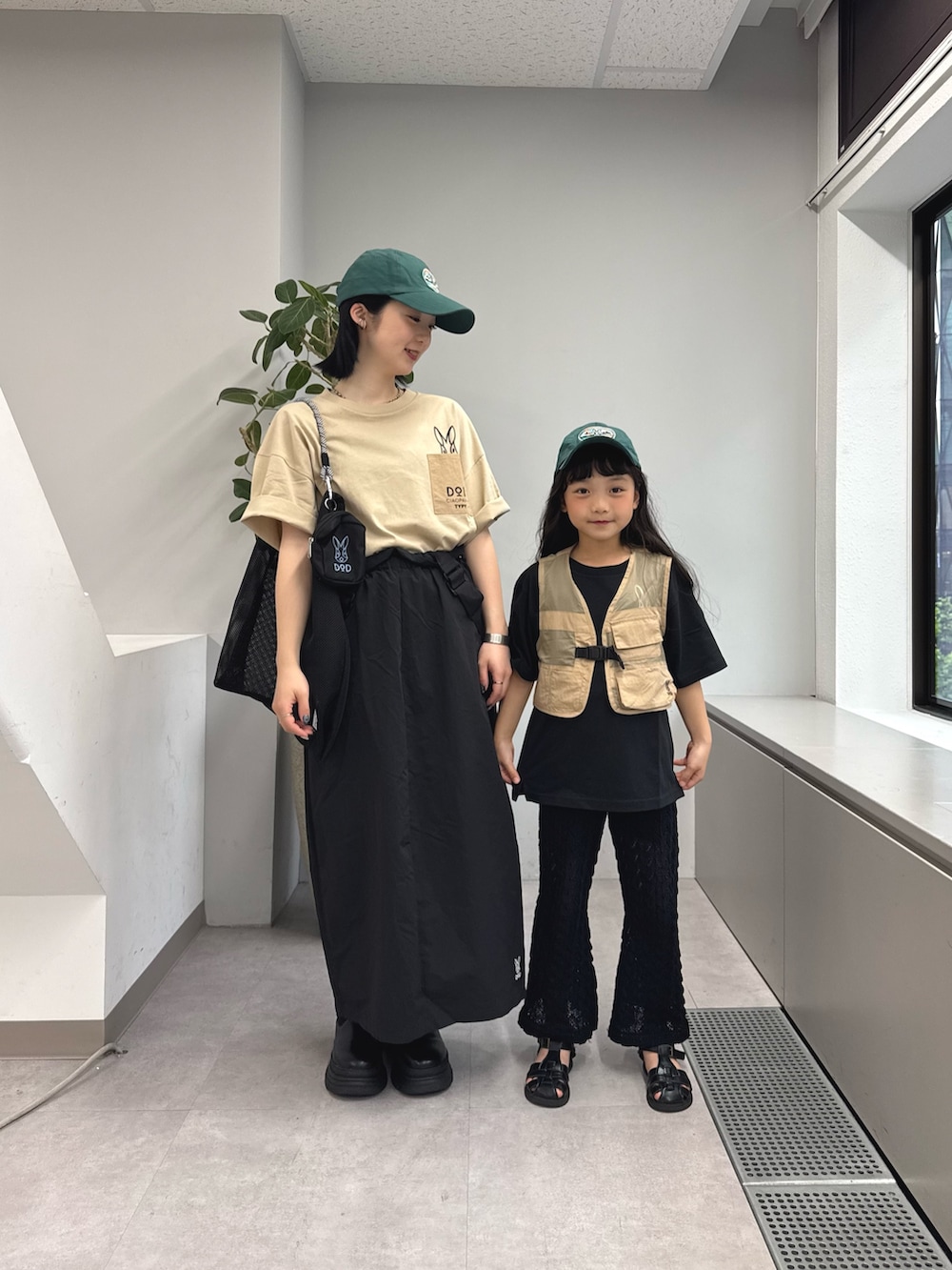 「キャンプ、キャンプスタイル、アウトドアスタイル、アウトドア、アウトドアコーデ、親子、親子コーデ、親子でおそろい、親子リンク、リンクコーデ、おそろいコーデ、夏、夏コーデ、夏服」｜「DODの【DOD別注】ナツカシノキャップ/レディース、メンズ（キャップ、グリーン系）」を使った、くるみさん（レディース・158cm）の夏コーディネートの4枚目の写真