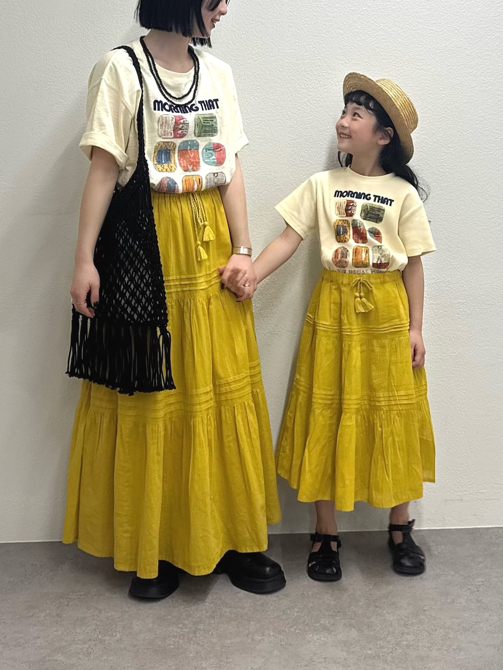 「お出かけコーデ、春カラー、春ファッション、夏、夏コーデ、イエロー、イエローコーデ、リンクコーデ、親子コーデ、親子でおそろい、Tシャツ、スカート、スカートスタイル、スカートコーデ」｜「CIAOPANIC TYPYの【GOOD HOLIDAY】シアースラブアソートスーベニアTee（Tシャツ/カットソー、イエロー系）」を使った、くるみさん（レディース・158cm）の春コーディネートの2枚目の写真