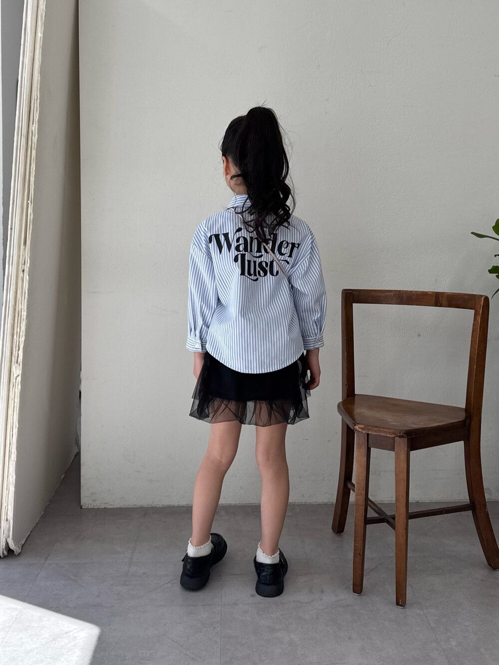 「ショルダーバッグ、ストライプシャツ、お出かけコーデ、春、春ファッション、シンプルスタイル、夏、ブルー、ストライプ、スカート、スカートコーデ、スカートスタイル、お揃い、お揃いコーデ、お揃いコーディネート」｜「CIAOPANIC TYPYの【KIDS】バックロゴアソートストライプ柄シャツ（シャツ/ブラウス、ブルー系）」を使った、くるみさん（キッズ・122cm）の春コーディネートの2枚目の写真