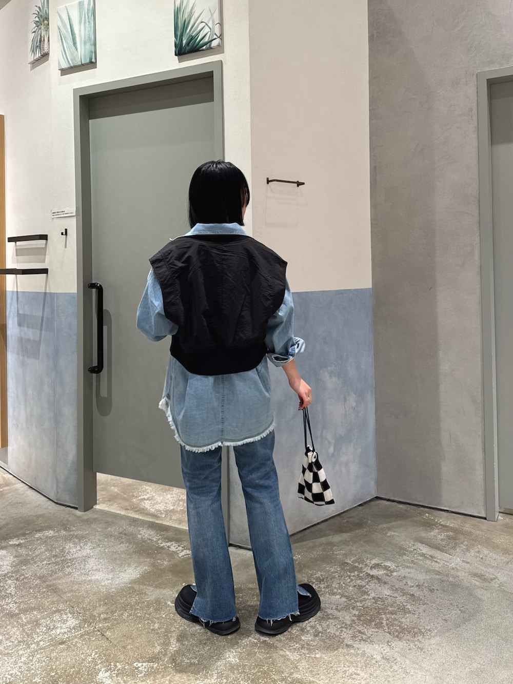 「ロンT、デニム、デニムパンツ、デニムジャケット、デニムコーデ、デニムシャツ、ロゴT、ロゴTシャツ、デニムオンデニム、ベスト、親子、親子コーデ、親子でおそろい、親子リンク、リンクコーデ」｜「CIAOPANIC TYPYのシャーリングクロップドMA-1ベスト（ベスト、ブラック系）」を使った、くるみさん（レディース・158cm）の春コーディネートの2枚目の写真