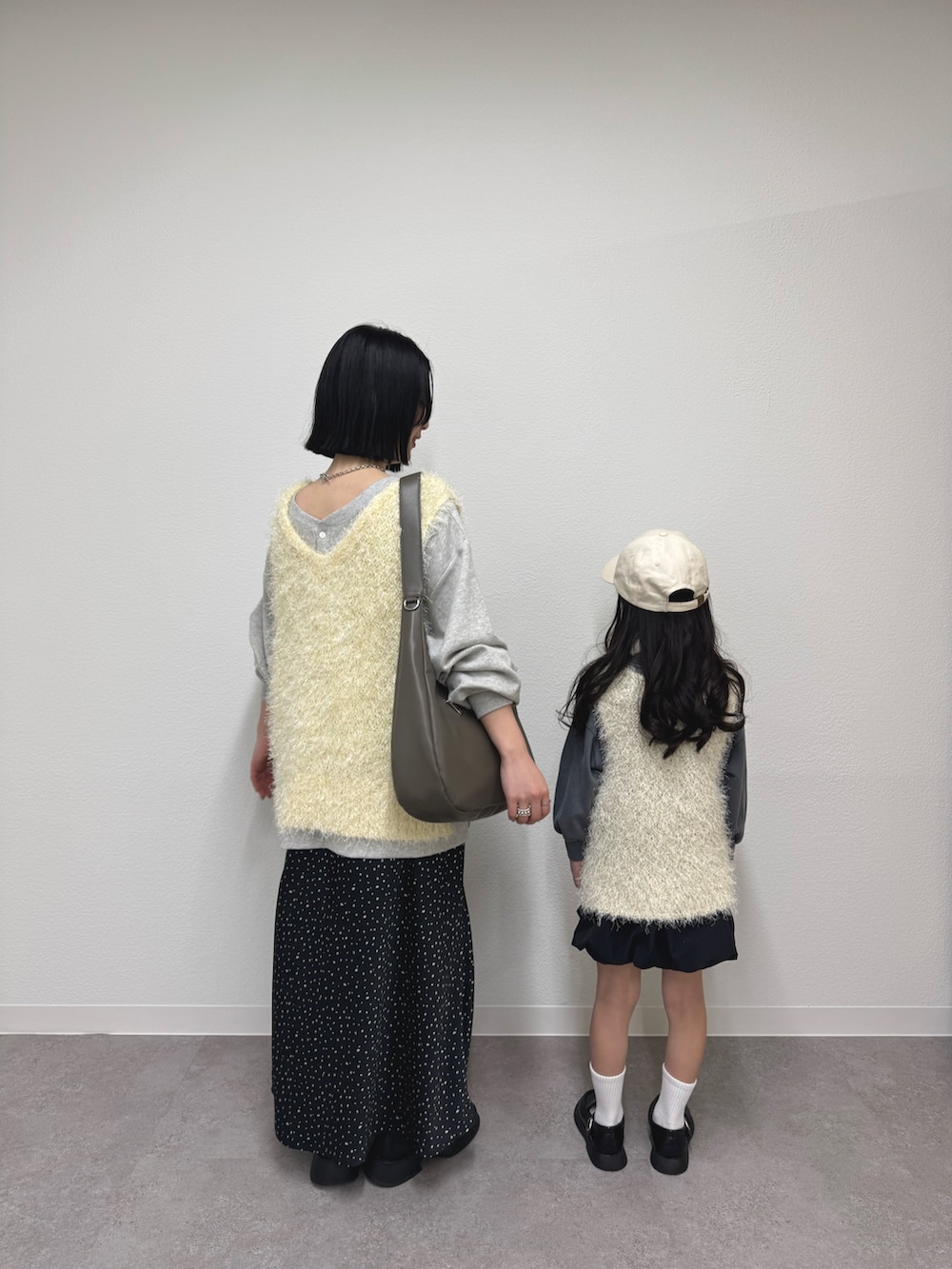 「親子、親子コーデ、親子リンク、お揃い、リンクコーデ、ベスト、ベストコーデ、スウェットコーデ、スウェット、春コーデ、春、春夏コーデ、キッズコーデ、キッズ、キッズファッション」|「CIAOPANIC TYPYの【待望の新色登場!】サテンスカート(スカート、ブラック系)」を使った、くるみさん(レディース・158cm)の春コーディネートの2枚目の写真