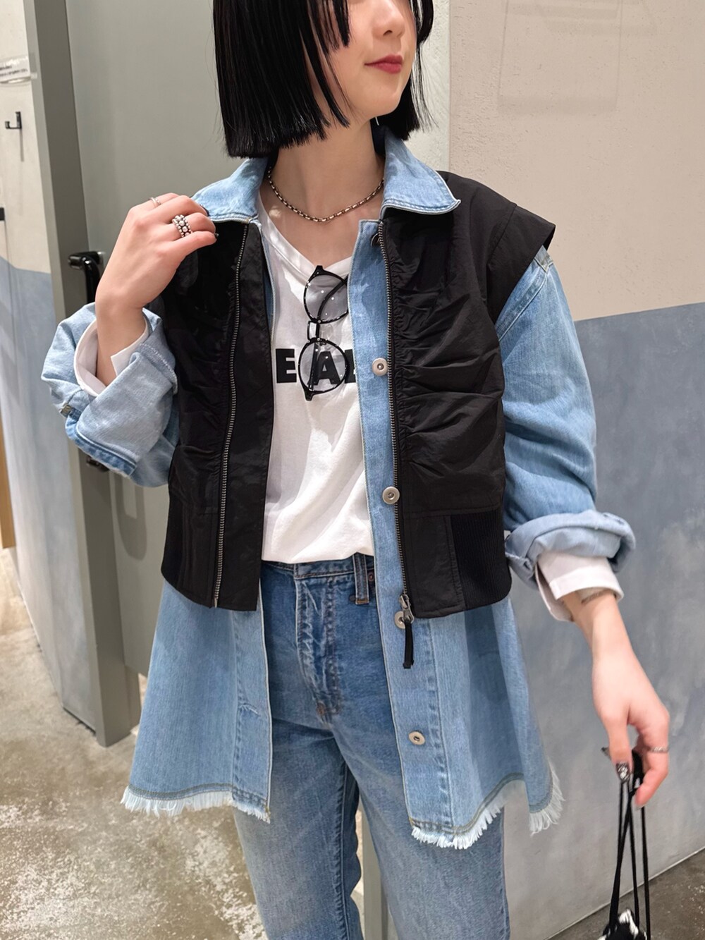 「ロンT、デニム、デニムパンツ、デニムジャケット、デニムコーデ、デニムシャツ、ロゴT、ロゴTシャツ、デニムオンデニム、ベスト、親子、親子コーデ、親子でおそろい、親子リンク、リンクコーデ」｜「CIAOPANIC TYPYのシャーリングクロップドMA-1ベスト（ベスト、ブラック系）」を使った、くるみさん（レディース・158cm）の春コーディネートの3枚目の写真