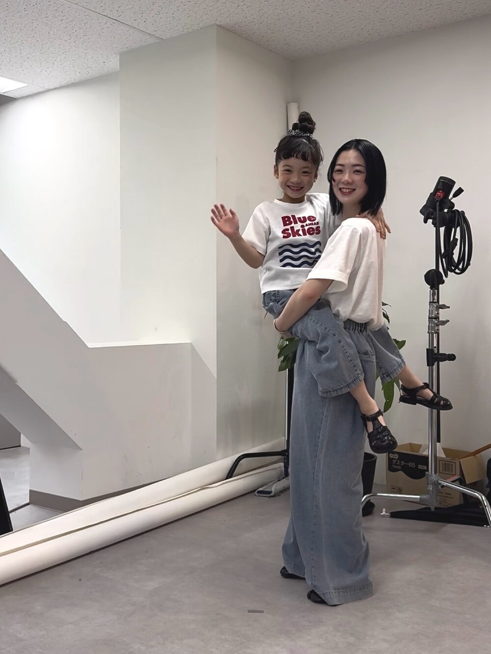 「白Tシャツ、ゆるコーデ、シンプル、Tシャツ×デニム、親子コーデ、親子でおそろい、リンクコーデ、お揃い、キッズ、キッズファッション、キッズコーデ、デニム、デニムパンツ、デニムコーデ、ワイドデニム」｜「CIAOPANIC TYPYの【KIDS】【GOOD HOLIDAY】スーベニアリブTEE（Tシャツ/カットソー、ホワイト系）」を使った、くるみさん（レディース・158cm）の夏コーディネートの3枚目の写真