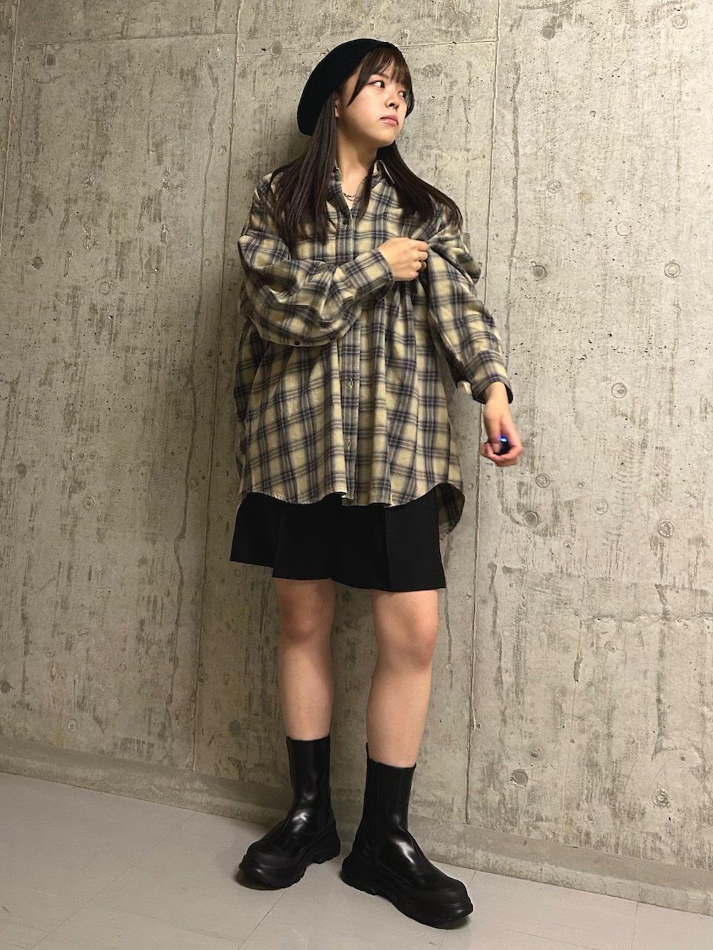 イエロー系のシャツ/ブラウス、ブラック系のその他パンツ、ブラック系のブーツを着用したレディースの秋コーディネートの2枚目の写真