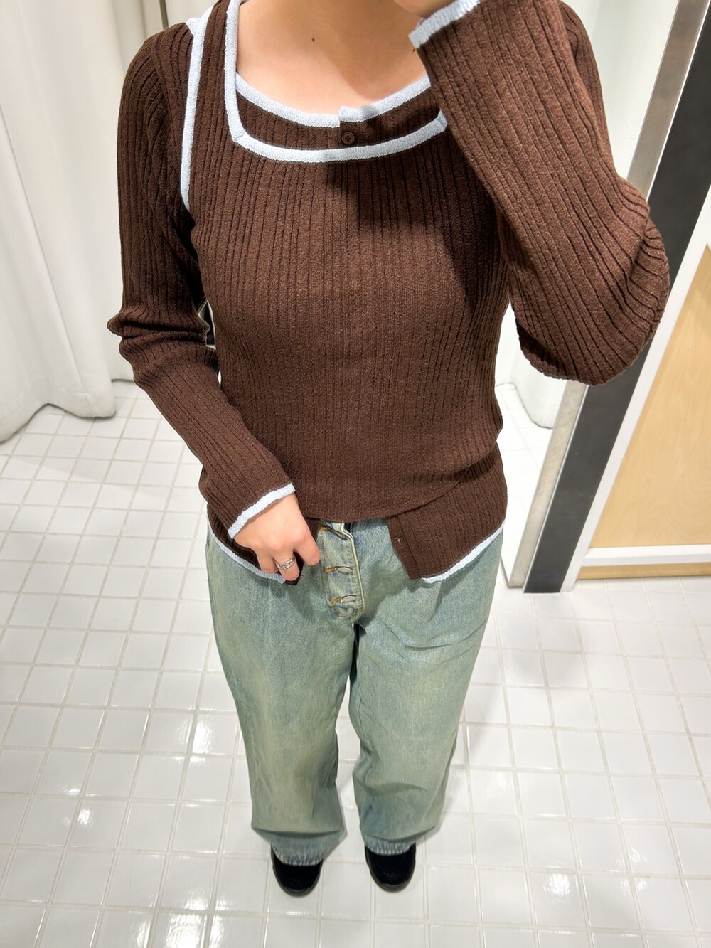 ブラウン系のニット/セーター、ブルー系のデニムパンツ、ブラック系のその他シューズを着用したレディースの冬コーディネートの2枚目の写真