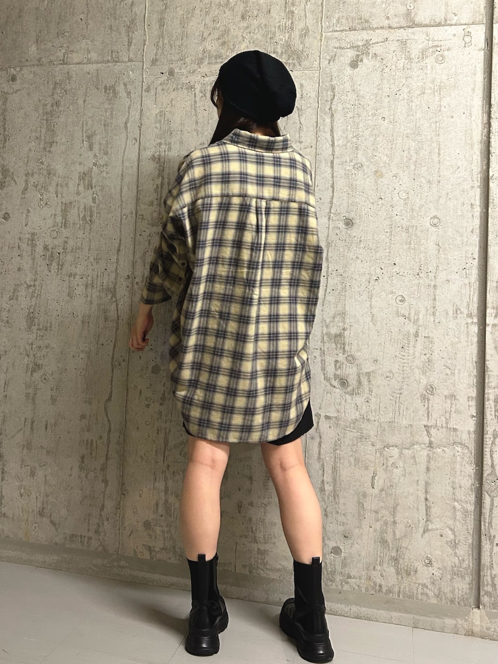 イエロー系のシャツ/ブラウス、ブラック系のその他パンツ、ブラック系のブーツを着用したレディースの秋コーディネートの4枚目の写真