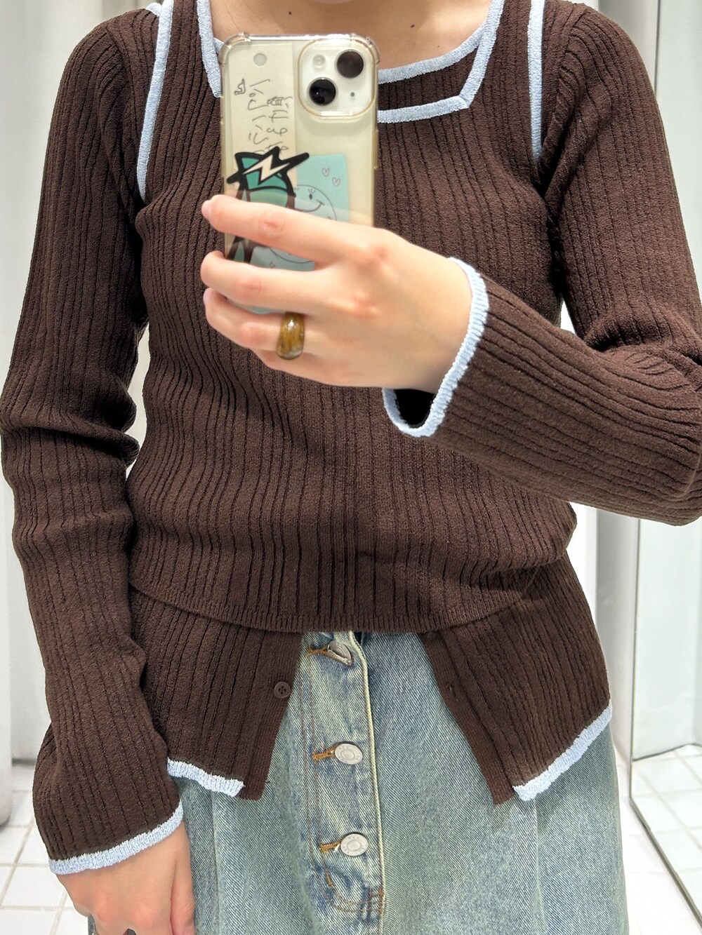 ブラウン系のニット/セーター、ブルー系のデニムパンツ、ブラック系のその他シューズを着用したレディースの冬コーディネートの3枚目の写真