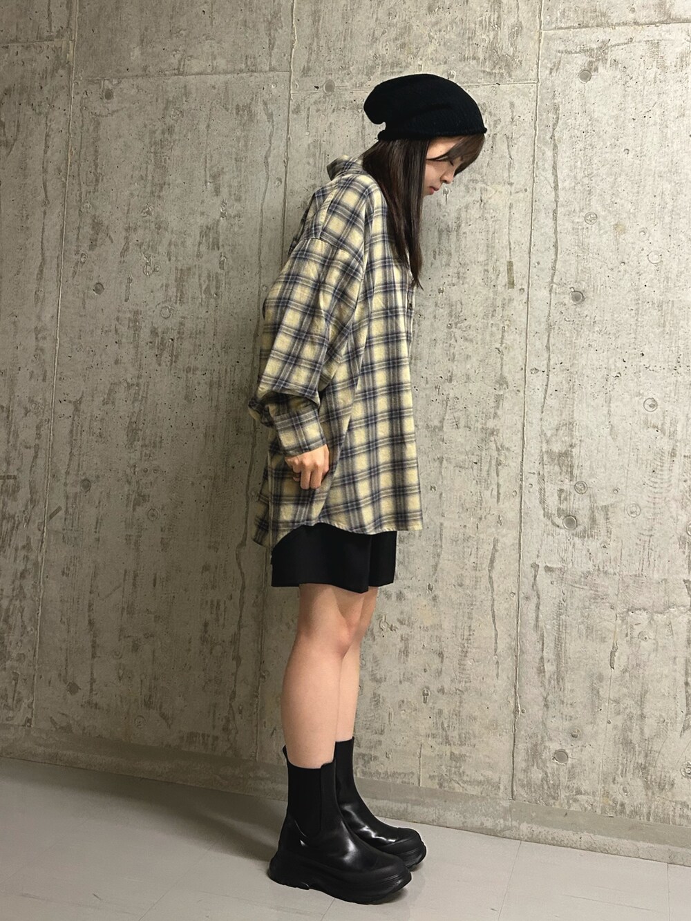 イエロー系のシャツ/ブラウス、ブラック系のその他パンツ、ブラック系のブーツを着用したレディースの秋コーディネートの3枚目の写真