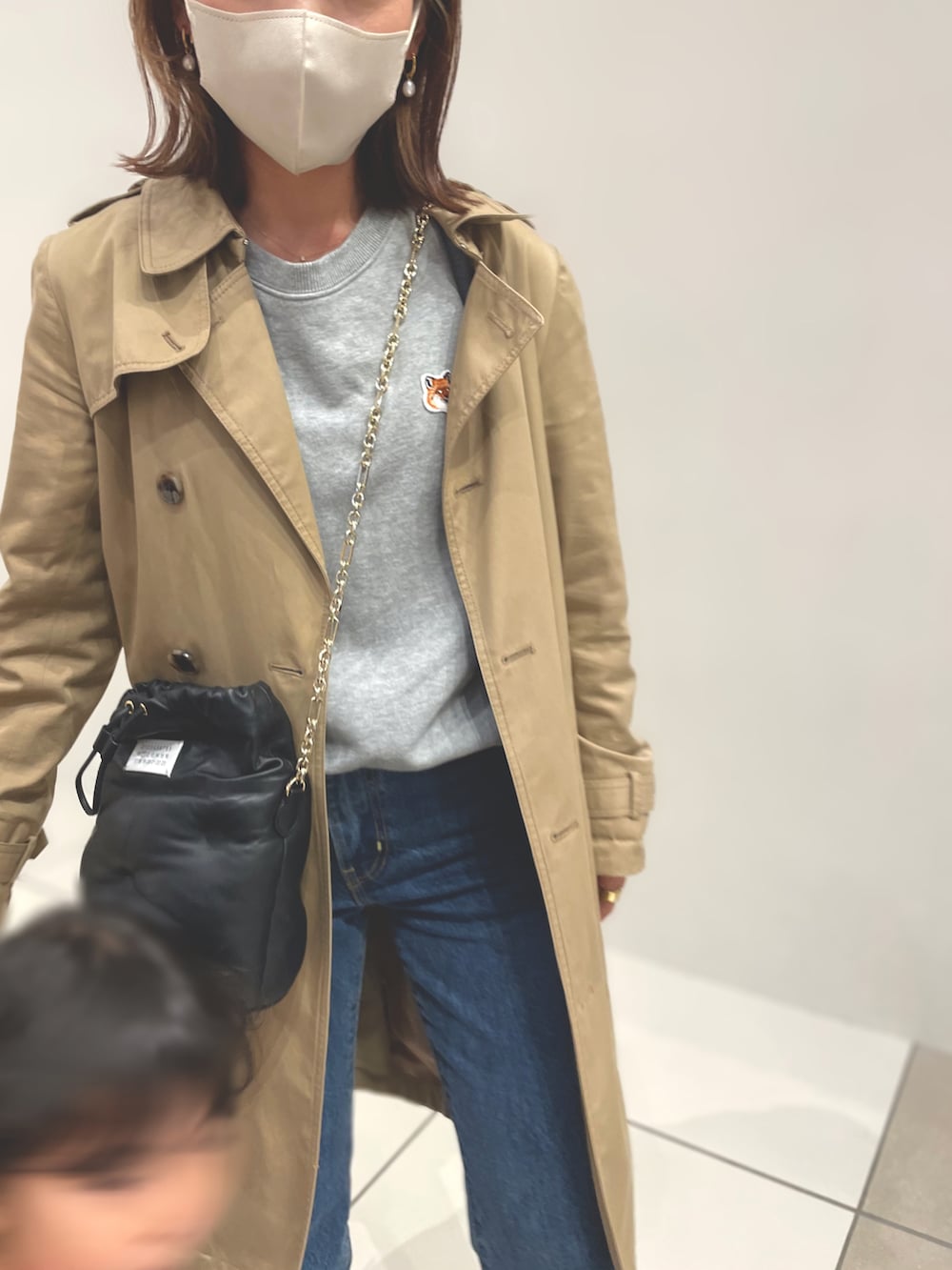 ブルー系のデニムパンツ、ブラック系のバレエシューズ、ブラック系のショルダーバッグを着用したレディースの春コーディネートの2枚目の写真