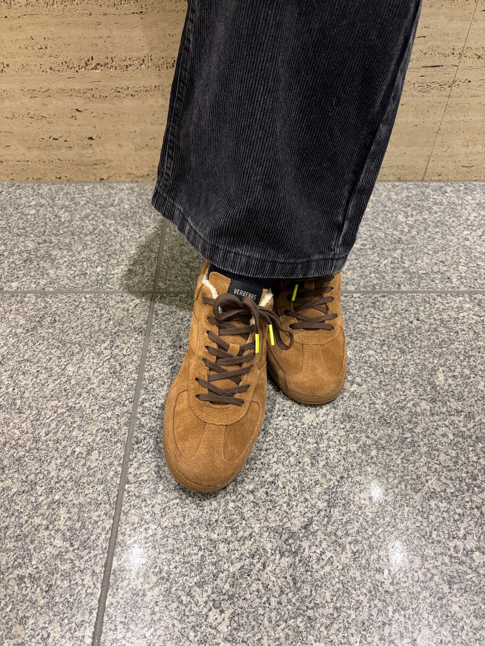 ブラック系のボストンバッグ、ブラック系のその他パンツ、ブラウン系のスニーカーを着用したレディースの冬コーディネートの3枚目の写真