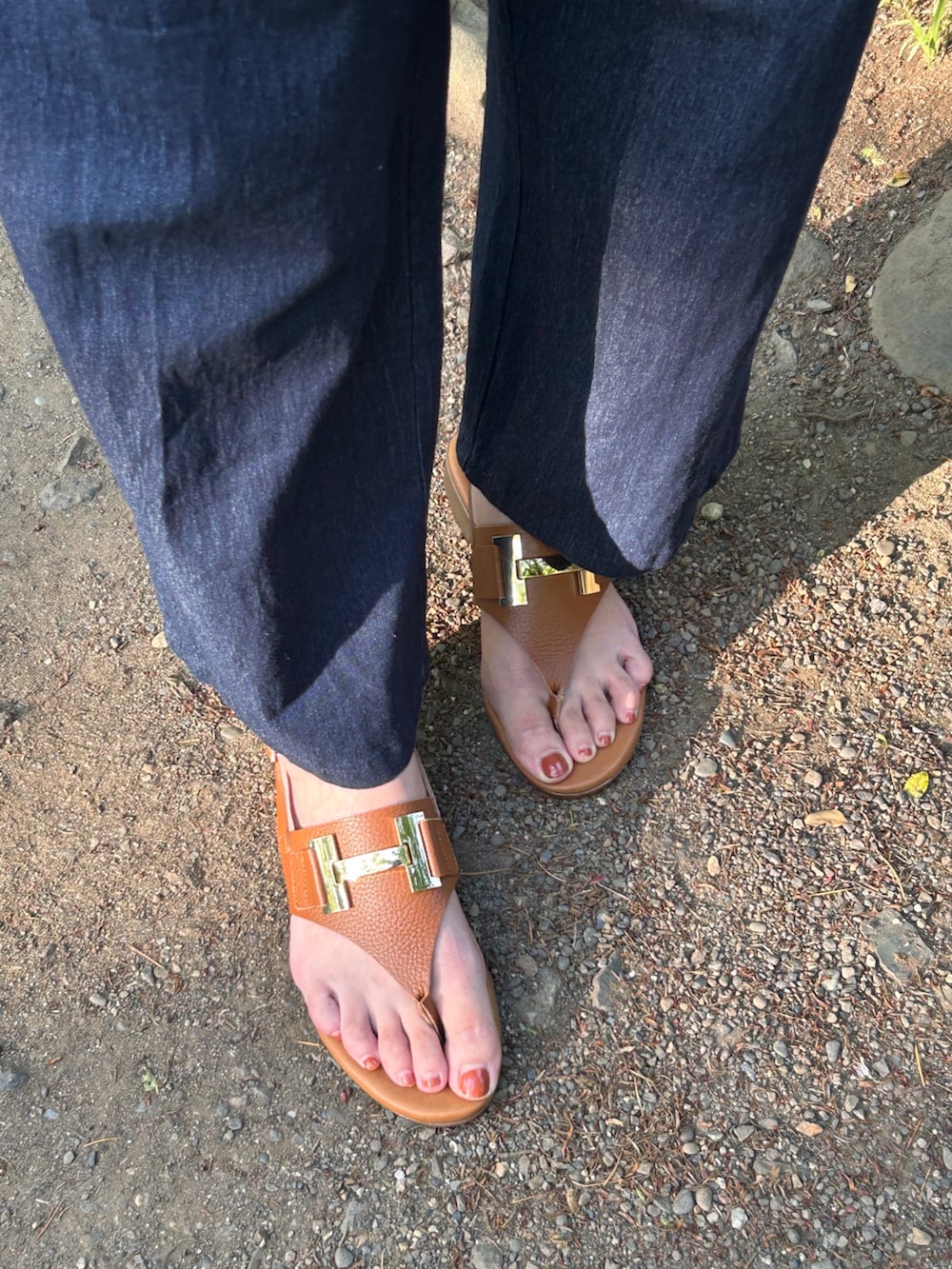 ブルー系のセットアップ、ブラウン系のTシャツ/カットソー、ブラウン系のサンダルを着用したレディースの春コーディネートの2枚目の写真