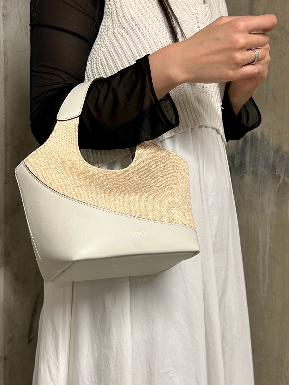 ホワイト系のハンドバッグ、ホワイト系のバレエシューズ、ホワイト系のワンピース/ドレスを着用したレディースの夏コーディネートの2枚目の写真