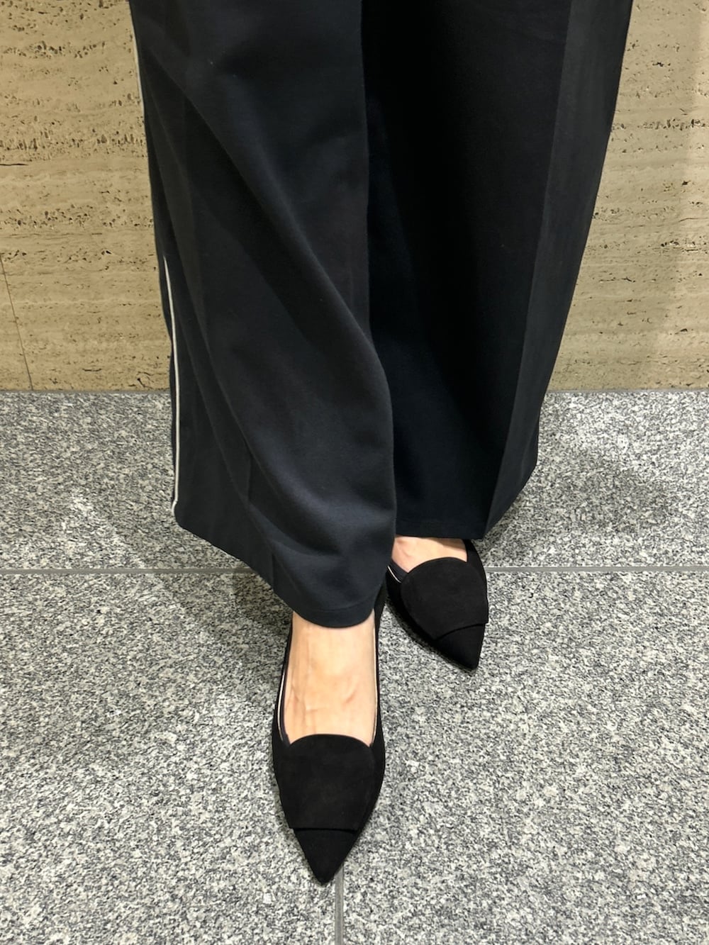 ブラウン系のハンドバッグ、ブラック系のパンプス、ホワイト系のシャツ/ブラウスを着用したレディースの秋コーディネートの3枚目の写真